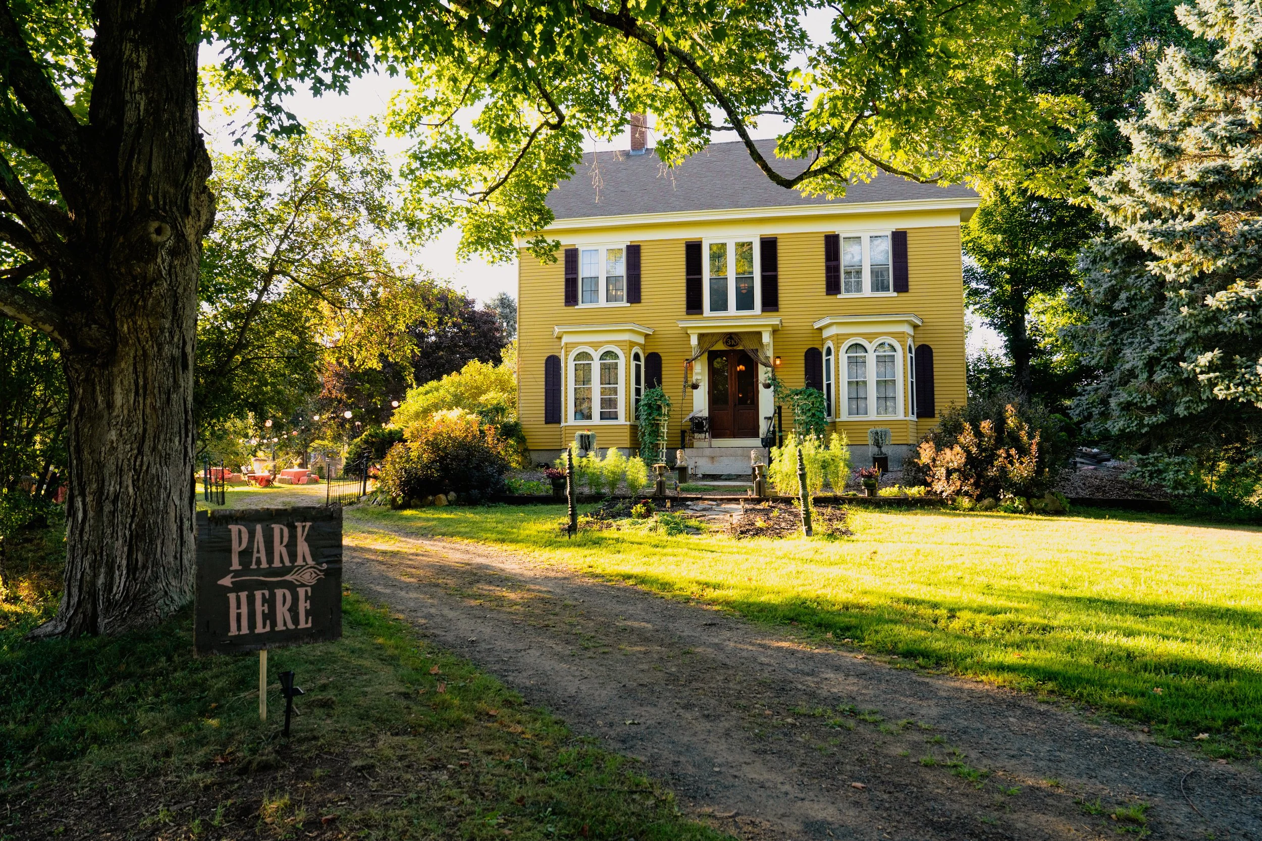Dear Old Farm yellow house.