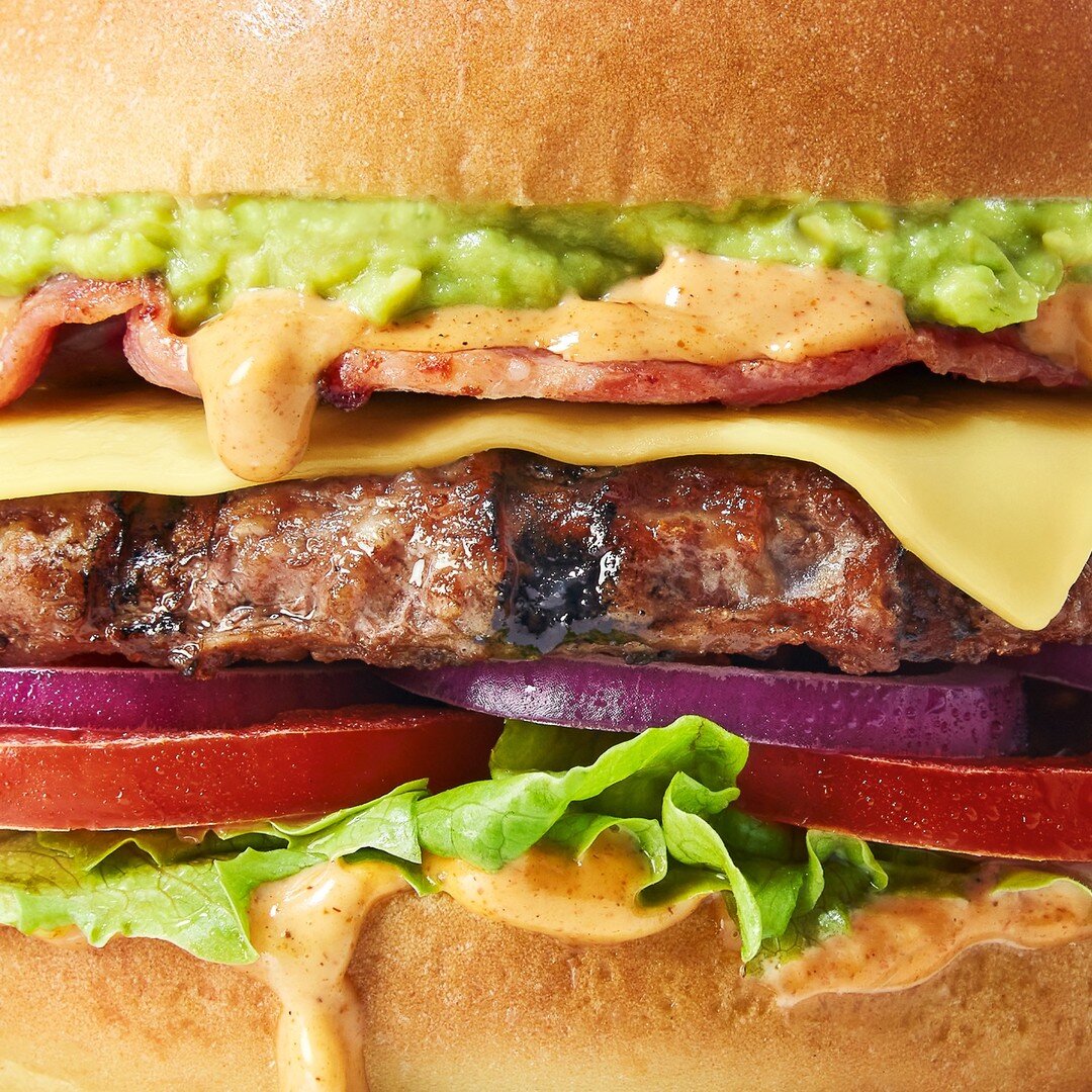 Take a gooood look at this guac-y, saucy stack. 😍🥑 Our Guacamole Bacon Burgers are bursting with guacamole, bacon and delicious Santa Fe sauce, tuck into one this summer. 🌞😎