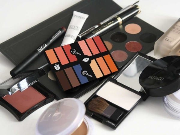 make-up-color-chart-card-with-cosmetics-600x450.jpg
