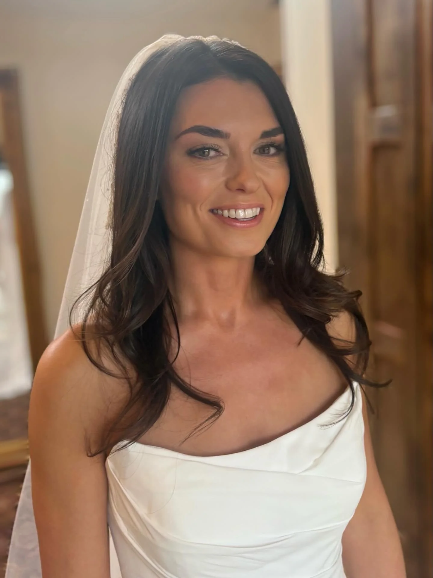 Miranda 💫 looking absolutely gorgeous on her wedding day at @tythebarnlaunton 
Miranda went for an effortless blowdry and a natural glam 

Using
@ghdhairpro 
@colorwowhair 
@davines_uk 
@moroccanoilpro 
@esteelauder 
@westmanatelier 
@makeupbymario 