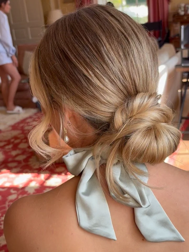 When the bridesmaid requests an up-do that&rsquo;s messy and undone, but will last throughout the day.. 🎀

Helping @patisanchez.bridal at @cornwell_manor 

.
.
.
#bridesmaidhairstyles #messybridesmaidhair #softbridesmaidlook #weddinghairinspo #cornw