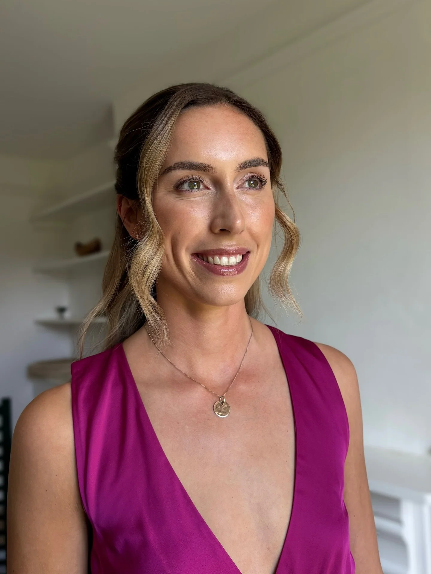 Hair and makeup for gorgeous Alice. Alice asked for glowy, natural makeup, minimal eyes and fresh skin ✨with a beachy half-up half down

Assisting @hairandmakeupbyalicederbyshire 🤍 at @crippsbarn @crippsandco 

.
.
.
#crippsandco #crippsbarn #cripps