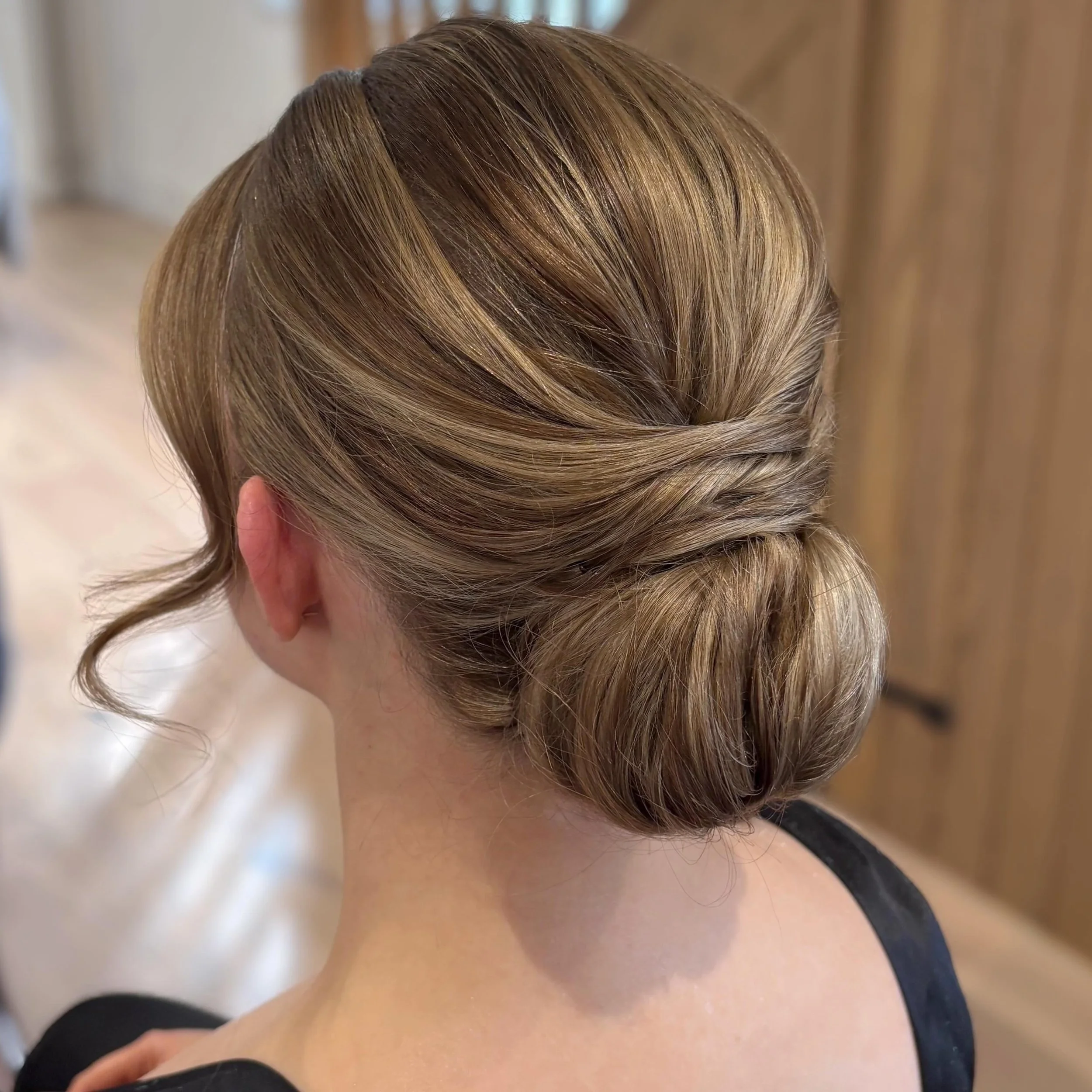 Elegant and timeless bridal bun 🤍

Helping @bridalbycharley at @stonebarnvenue @colncottages 

#classicbridalhair #classicbridesmaid #bridesmaidbun #cotswoldhairstylist #cotswoldwedding