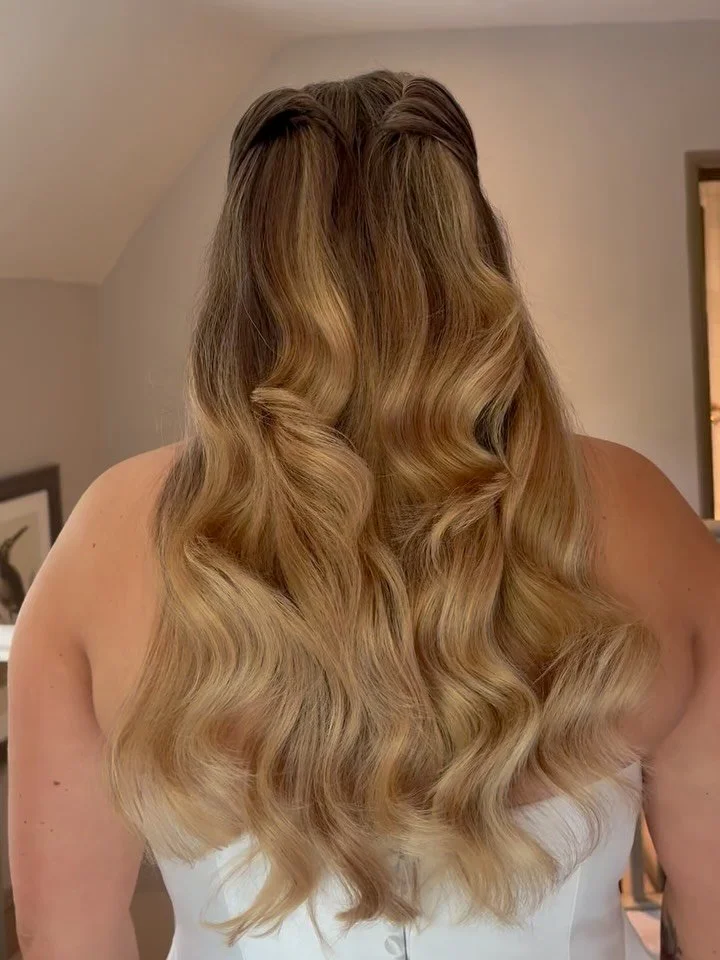 Soft, polished, and sun-kissed 🤍
Loved Ellie&rsquo;s bridal look at the @swanhotelbibury 

Hair created using @ghd Helios &amp; soft curl tong 
Makeup using mostly @hourglasscosmetics @byterryofficial @narsissist @charlottetilbury 

Flowers @blueand