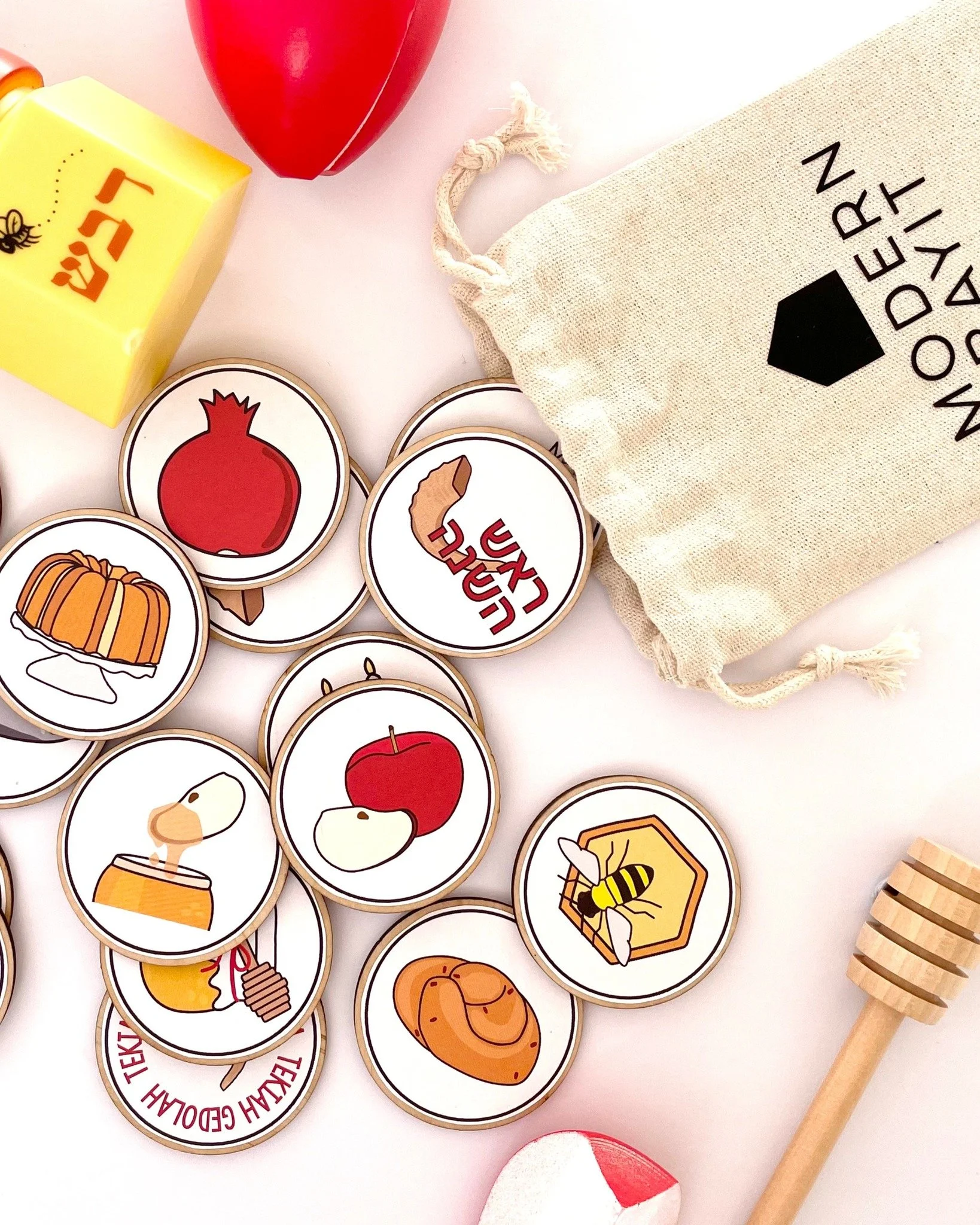 Holiday play, but make it meaningful! 🍎🍯 Our Rosh Hashanah Wooden Rounds are the sweetest way for little hands to learn holiday symbols and words through storytelling, sensory play, and imagination.
Smooth, lightweight, and just the right size for