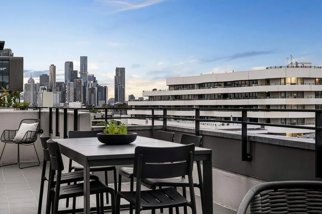 We&rsquo;re still not over these jaw dropping views in Port Melbourne 😱

&bull;

Styling @theapartmentbrief 
Stylist @kyliejack @ashlea_hawkins 

&bull;

709/55 Bay st, Port Melbourne