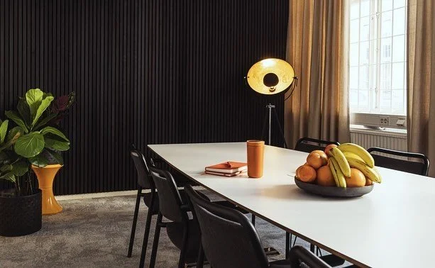 F&Ouml;RE/EFTER. Swipa f&ouml;r att se samma rum f&ouml;re 👉👉👉 
.
.
.
.
.
#inredarestockholm #kontorsinredning #varum&auml;rkesbyggande #inredare #kontorsdesign  #kontorsinredning  #office #officedesign #varum&auml;rke #inredning #inredningsinspo 