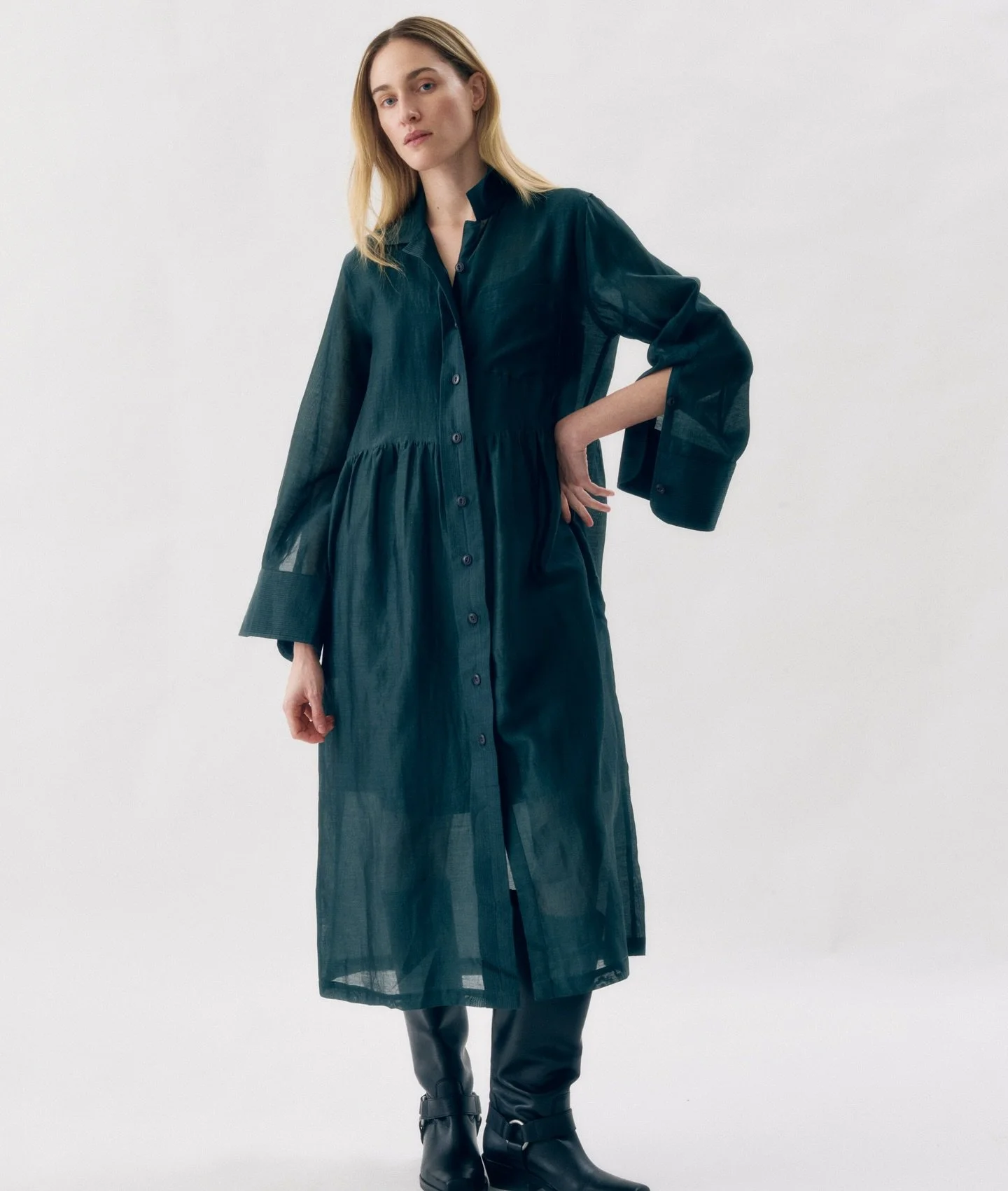 Stockholm dress in deep emerald green, made in our signature hand woven silk cotton , a textile that has a slight transparency and sheen making it the style more elevated and special . This is The perfect dress for upcoming holiday events

#slowfashi