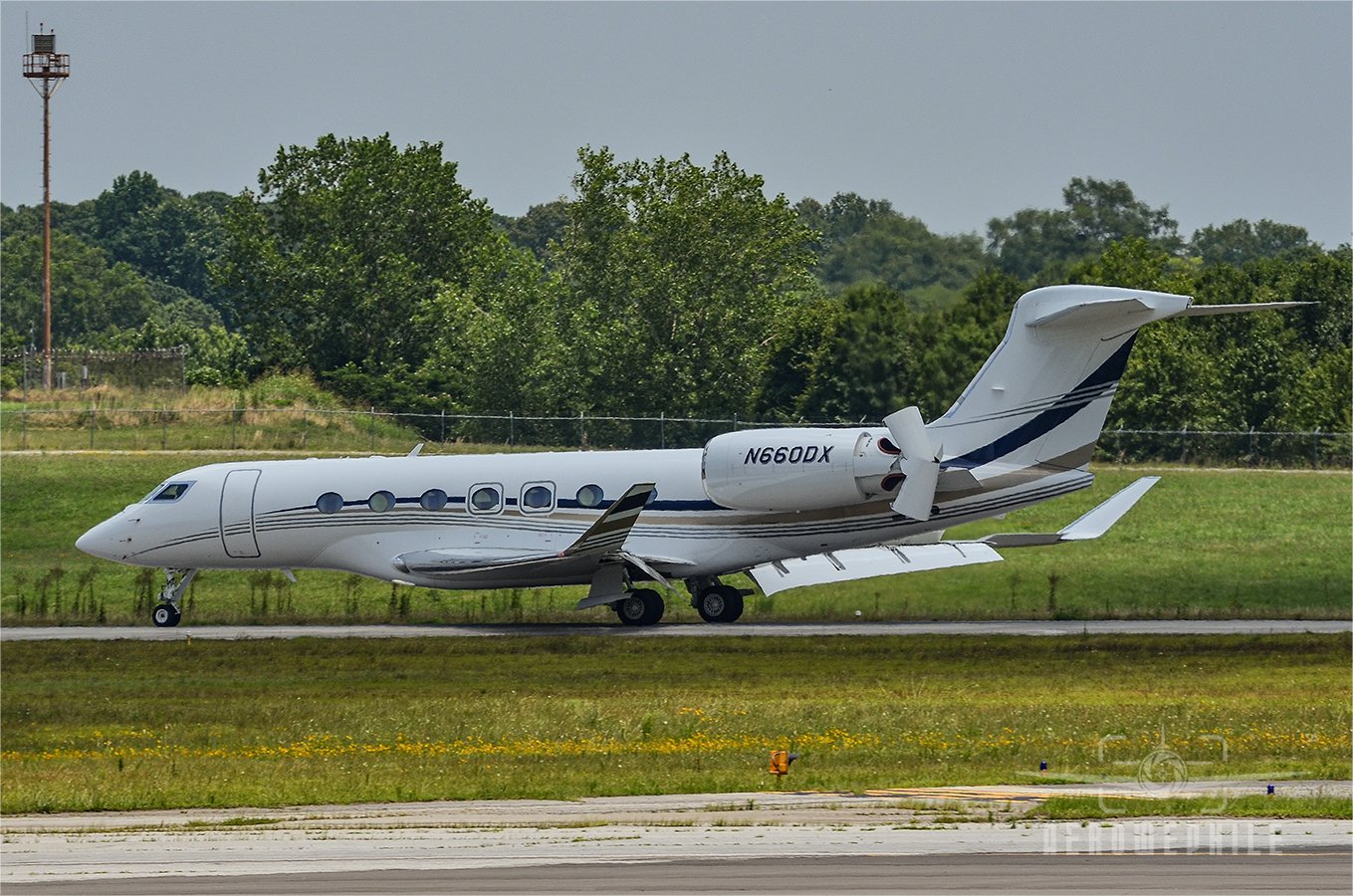 Gulfstream G600 with thrust reversers deployed.