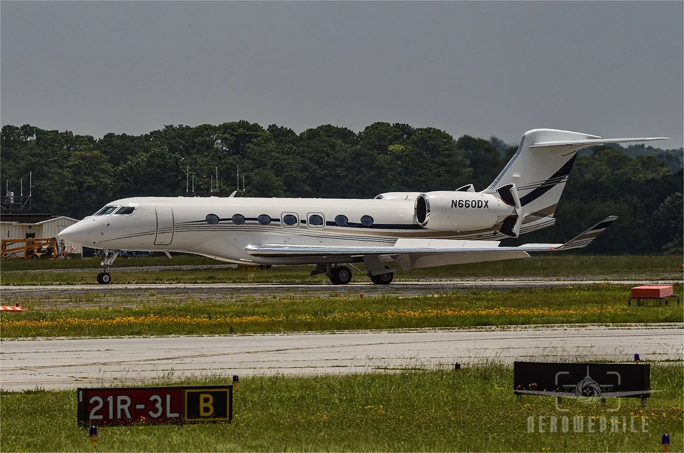 Gulfstream G600 with thrust reversers deployed.