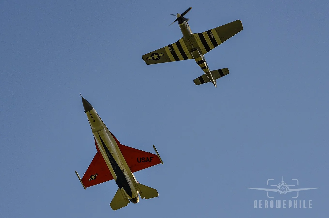 HERITAGE FLIGHT DEMO - USAF Viper Demo Team - Lockheed Martin F-16C Fighting Falcon and North American P-51D-30-NA Mustang "Happy Jack's Go Buggy"