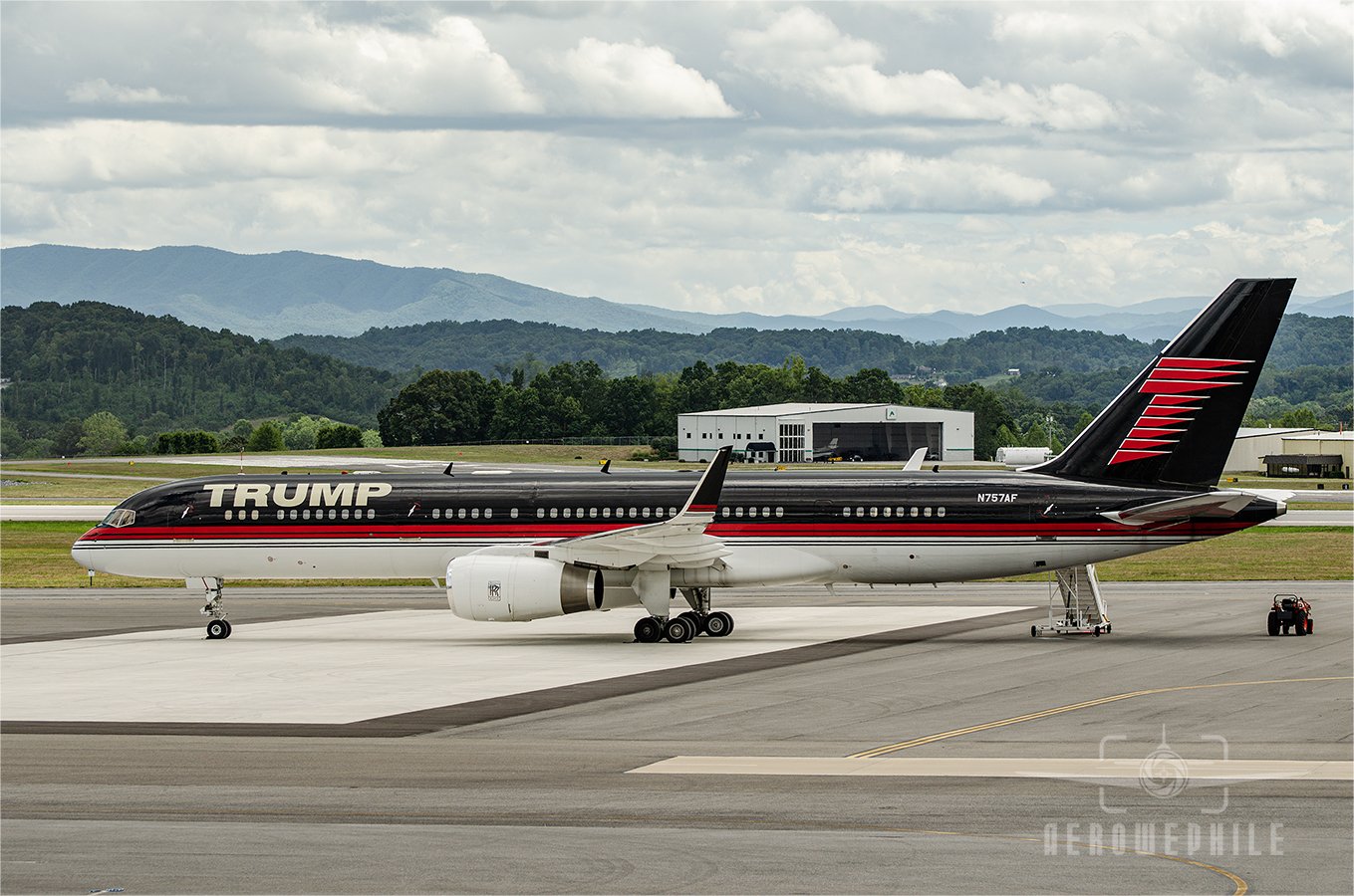 Trump Force One -
1991 Boeing 757-200 -
Tri-Cities Airport - KTRI -
10Aug16