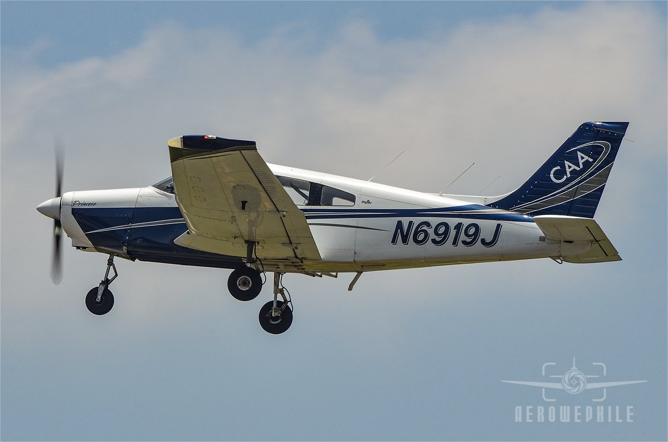 Piper PA-28-151 taking off.