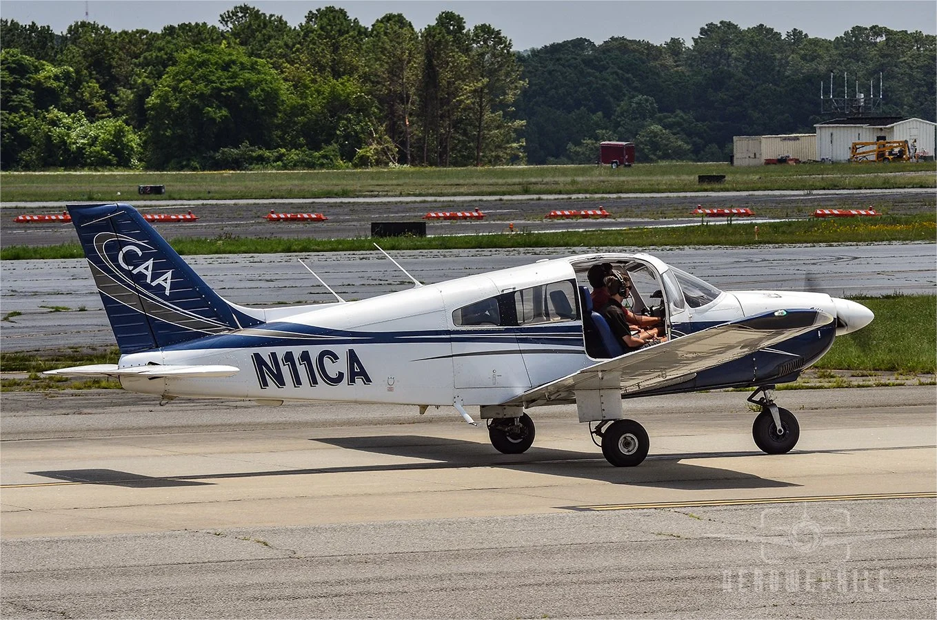 Piper PA-28-181 taxing down to the end of the runway.
