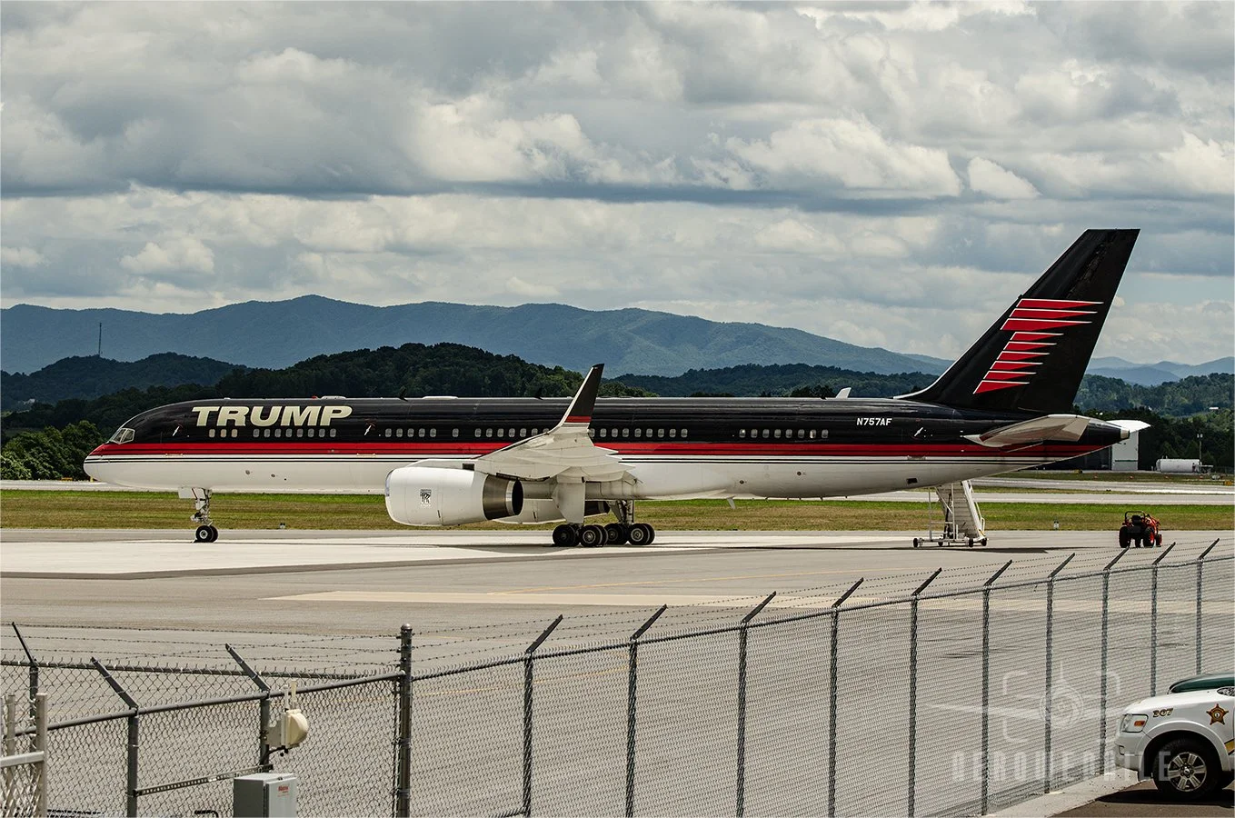 Trump Force One -
1991 Boeing 757-200 -
Tri-Cities Airport - KTRI -
10Aug16