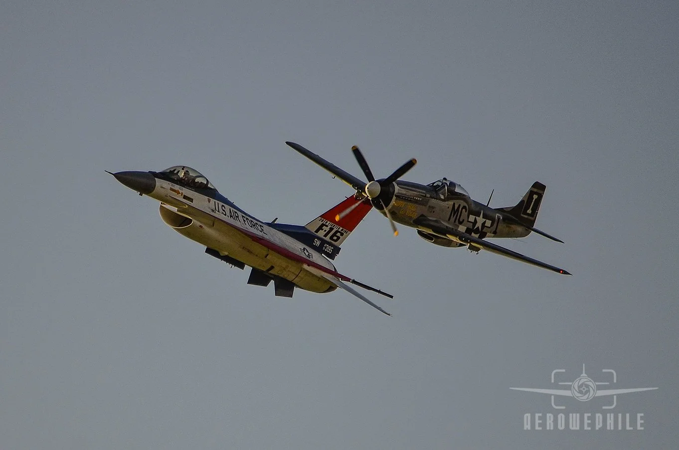 HERITAGE FLIGHT DEMO - USAF Viper Demo Team - Lockheed Martin F-16C Fighting Falcon and North American P-51D-30-NA Mustang "Happy Jack's Go Buggy"