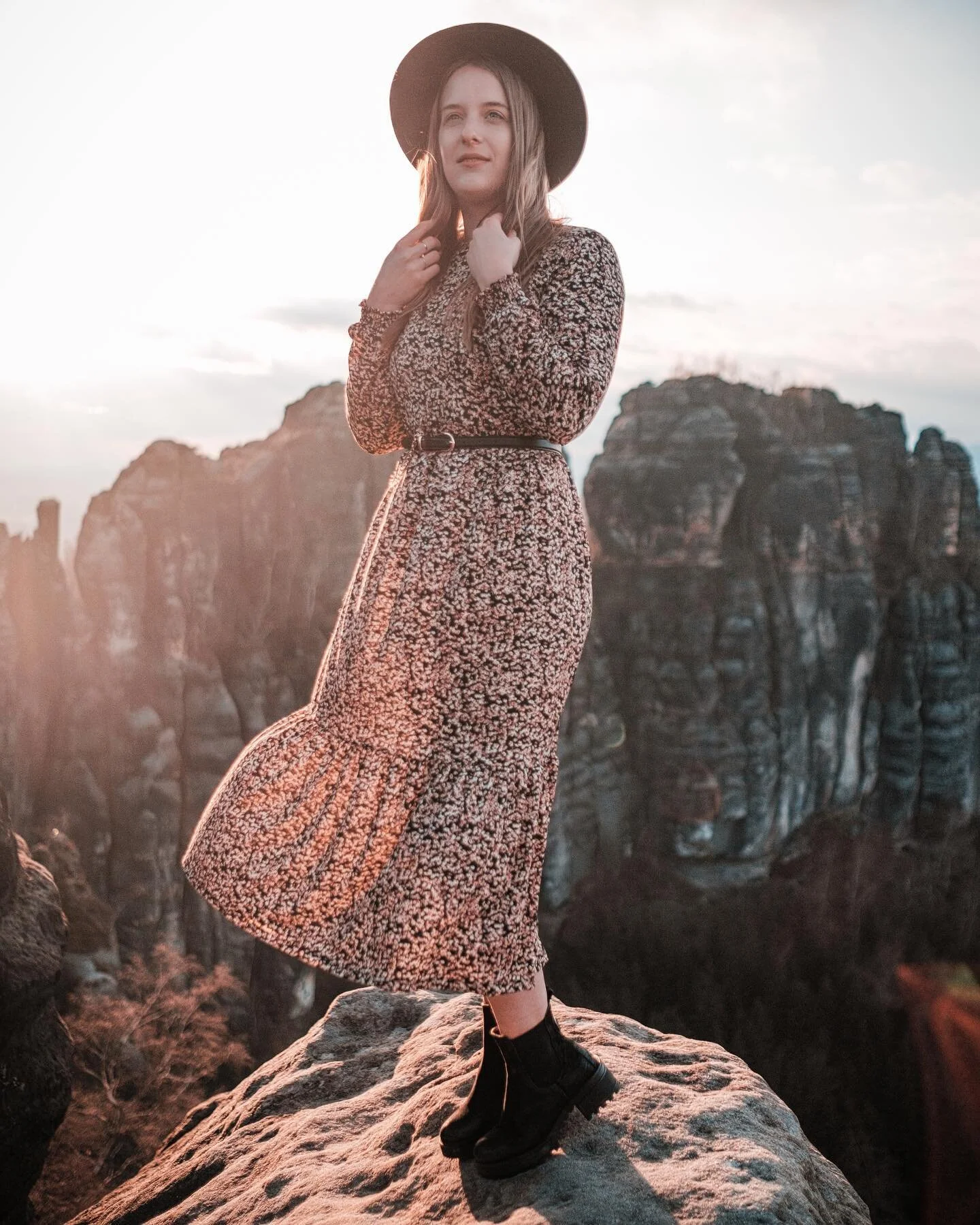 So Leute endlich kann ich euch die neue Serie aus dem Elb Sandstein zeigen. Ja das Elbsandstein Gebirge hat ja landschaftlich sehr viel zu bieten. In Kombination mit Portraits allerdings, ist es eine durchaus genial Kombi. Noch dazu wenn man mit den 