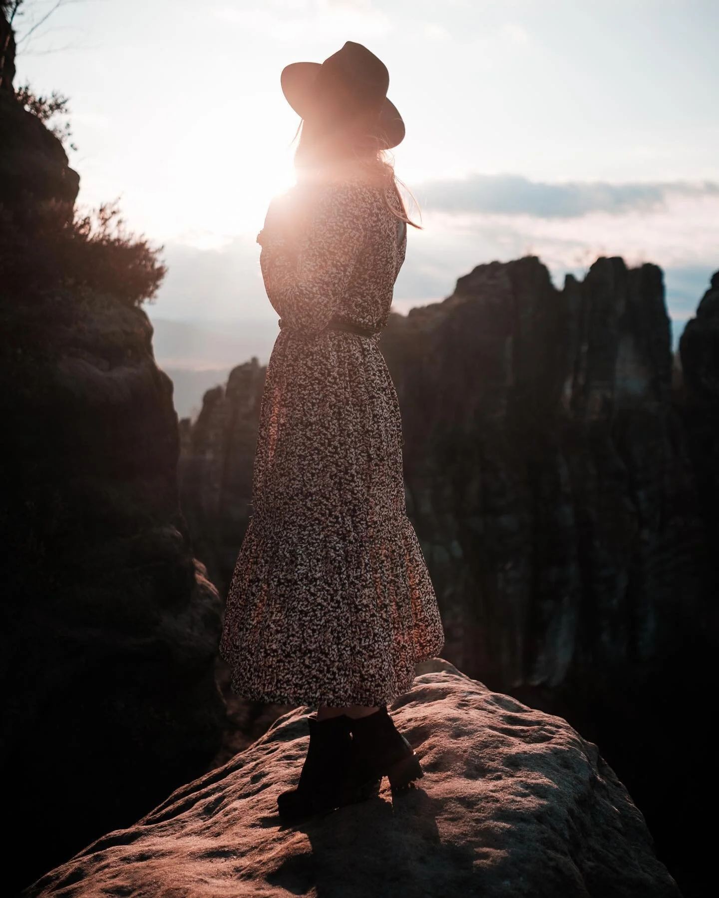 Endlich gibt es Teil zwei der Serie aus dem elbsandstein Gebirge ✌🏻 mit @lauraklay , @stphn_knz und @pics_byflo 👍🏻
Was f&uuml;r ein cooler Ausflug und was f&uuml;r coole Bilder wie ich finde. Was denkt ihr?
.

23/50mm f1.4 iso160-400 1/400s
.
.
.
