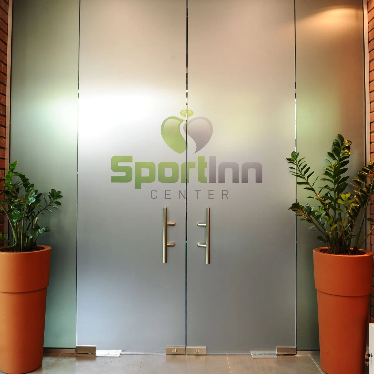 Ако ти треба место со:
✅ Тренер, ама не некој што оди по тебе со ливчето.
✅ Исхрана, ама програма што ќе те научи да јадеш.
✅ Мајндсет, навики што ќе траат цел живот.
✅ Тренинг, ама што можеш да го правиш.
✅ Spinning&reg;, испоти се и издиши.
✅ Вешти