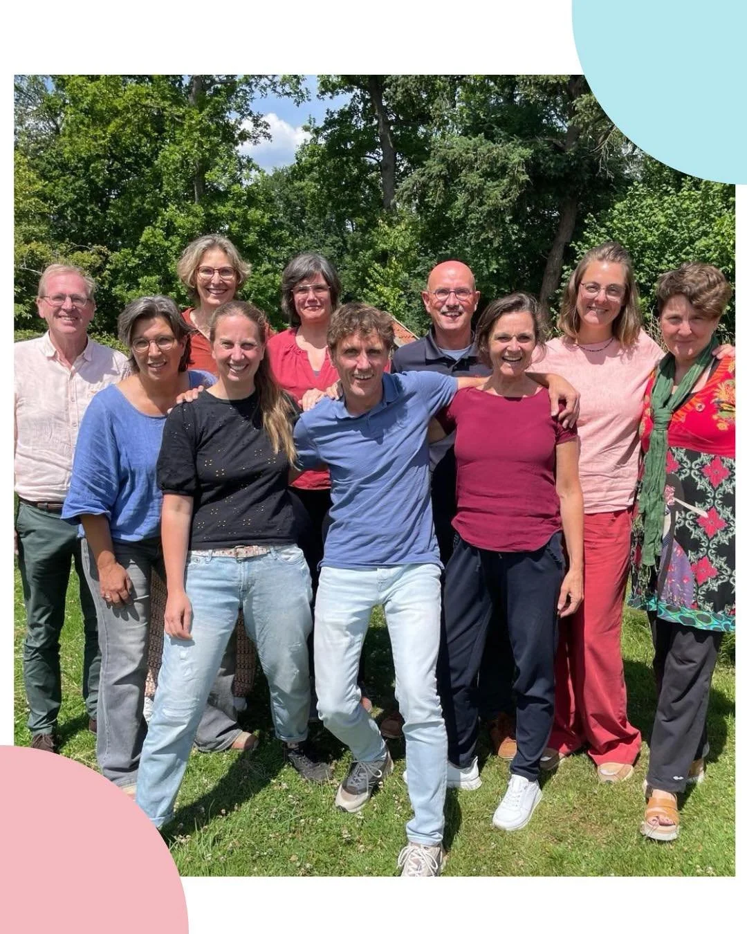 🌱Dagje op de hei!

Wat is er fijner dan elkaar vinden omringt door groen. Ons bestuur groeide van 3 naar 5 leden, tijd voor kennismaken en ontdekken hoe samen te groeien. Het dagelijks ondersteuningsteam sloot aan. Met open blik, omringt door het gr