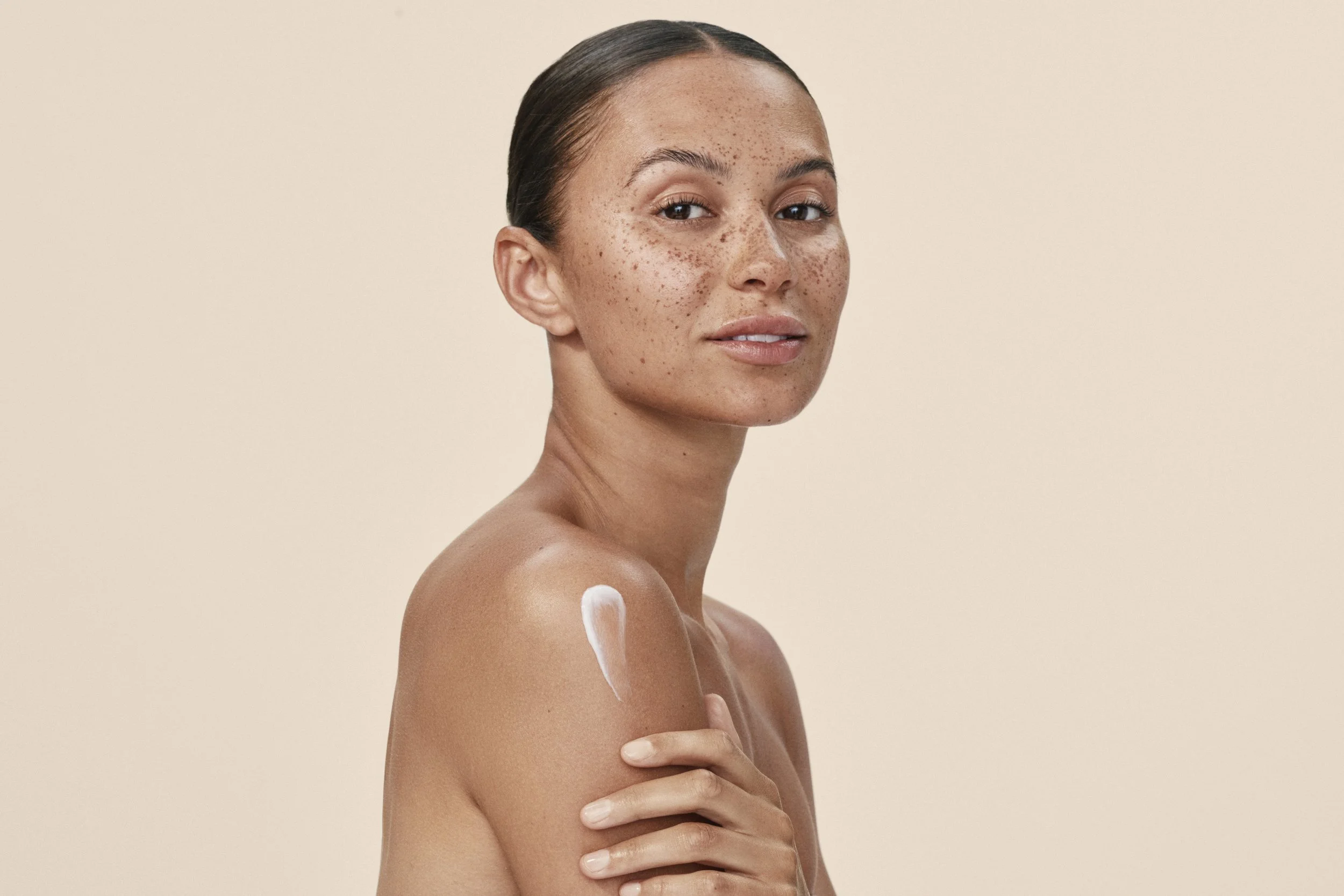 P00010773_Aveeno_Shot 59_SR_Texture Application_Lotion_Global_Still_114_r2.jpeg