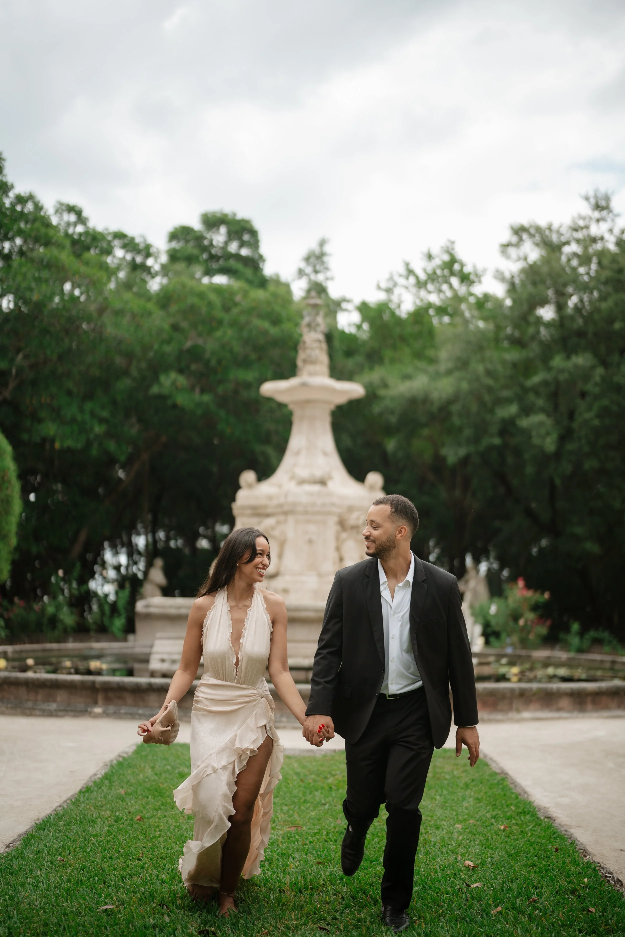 At Vizcaya Museum & Gardens, this engagement session captures romantic moments between a couple surrounded by timeless European-inspired architecture and lush tropical gardens in Miami. Elegant, candid, and editorial-style photography by a Miami wedd