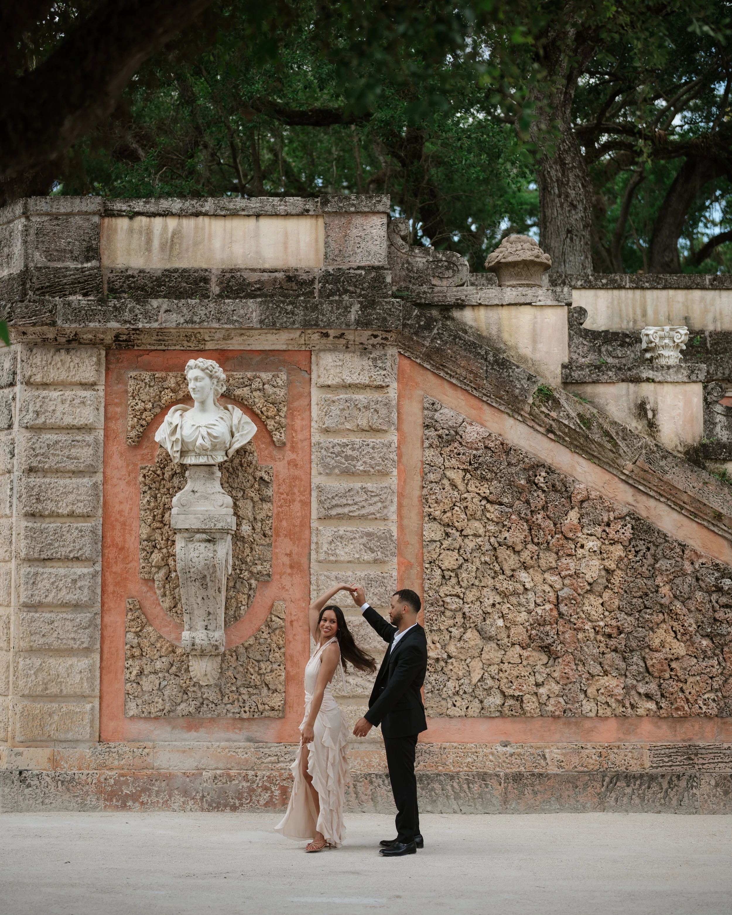 At Vizcaya Museum & Gardens, this engagement session captures romantic moments between a couple surrounded by timeless European-inspired architecture and lush tropical gardens in Miami. Elegant, candid, and editorial-style photography by a Miami wedd