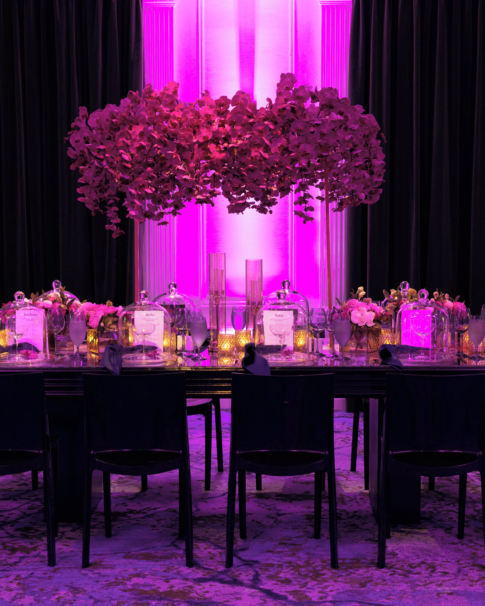 We love a monochromatic moment 😍 Pick a color and infuse it into your florals, stationery, lighting, place settings, and specialty decor to create monotone magic ✨ (Photos: @kerry_brett, Venue: @thenewburyboston)⁣⁣⁣⁣⁣⁣⁣
.⁣⁣⁣⁣⁣⁣⁣
.⁣⁣⁣⁣⁣⁣⁣
.⁣⁣⁣⁣⁣⁣⁣
#a