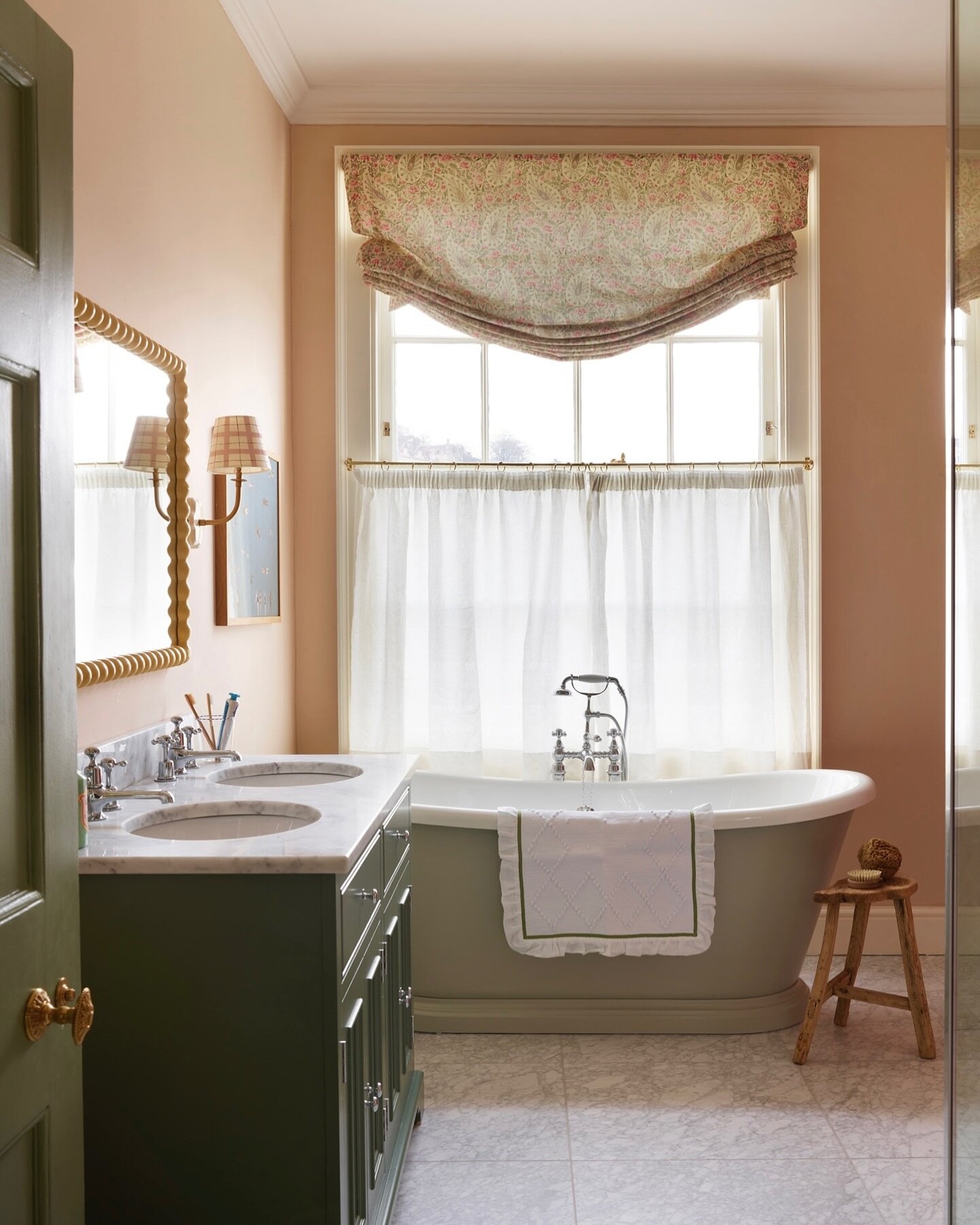 Shades of green and pink in this pretty bathroom 📷 @rachaelsmithphotographyltd #bathroomdesign #bathroomdecor #georgianhouse #georgianhome #annabelgrimshawdesign #bathroominspiration #interiordesign #interiors #interiordecor #periodproperty #english