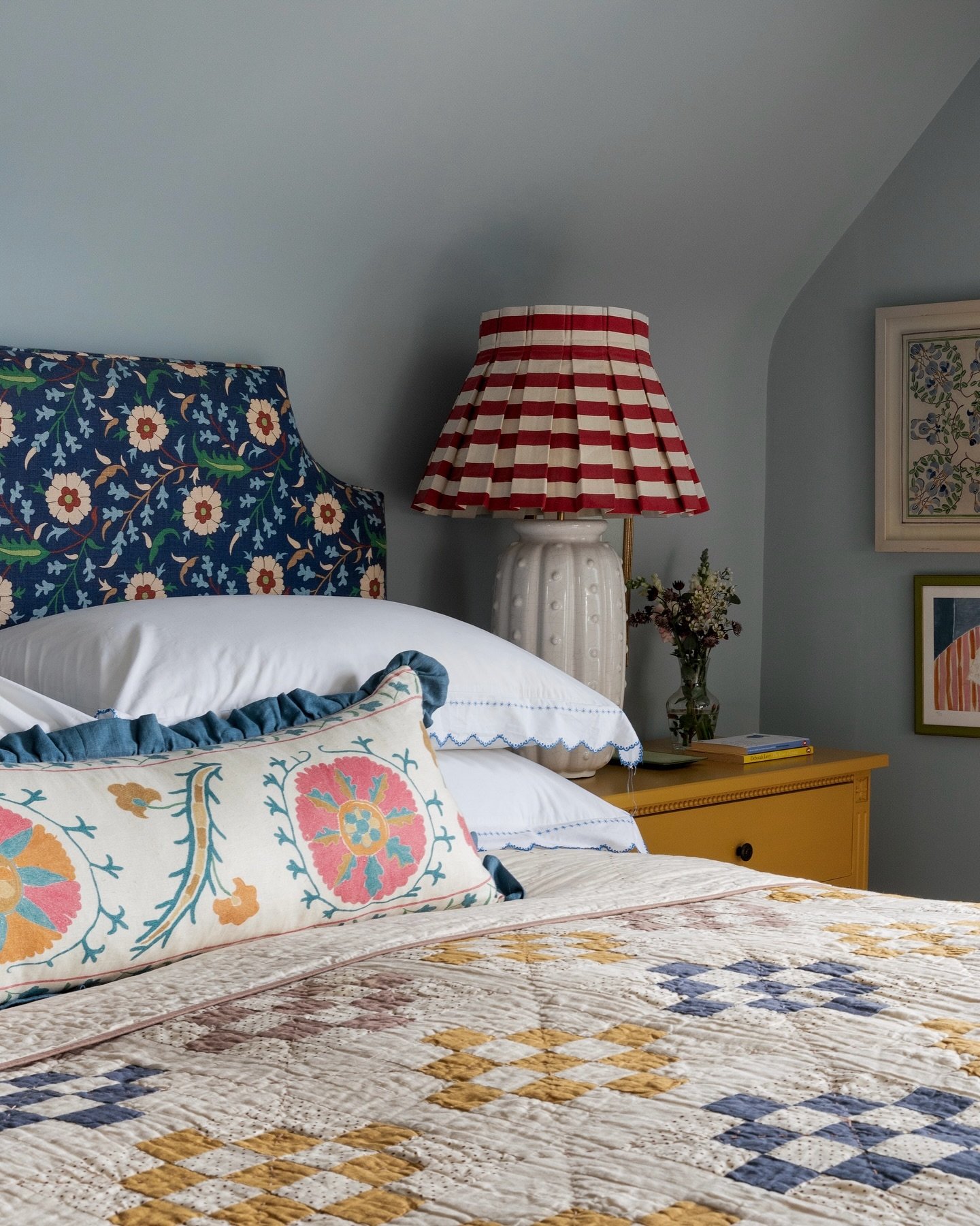 Cosy layered beds for those incoming cold winter nights  #bedroom #bedroomdecor #bedroomdesign #bedroominspiration #bedroomstyling #interior #interiordesign #interiors #cottagestyle #cottagecore #englishinteriors #englishstyle
