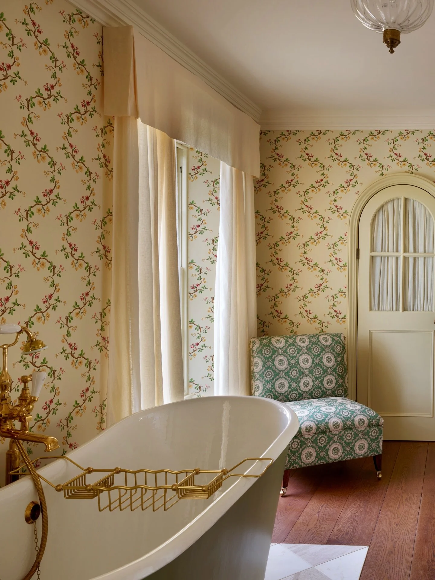 The first of our Peterborough project pictures back and this one is just an absolute stunner. This song feels very apt, I could definitely float here for a while!

This room was actually 2 rooms before but we opened it up to create one big master sui