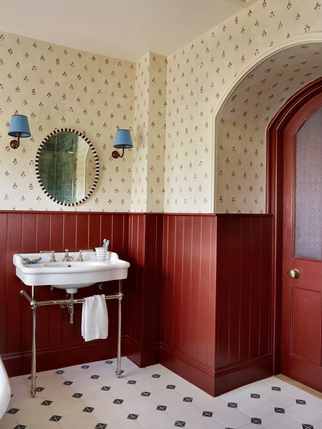 The loveliest little guest bathroom from our country house project in Peterborough. 

Interiors @annabelgrimshawdesign 
Photo @rachaelsmithphotographyltd 
Styling @fairbanksfrench 

#bathroomdesign #countryhouse #countryhousestyle #interiors