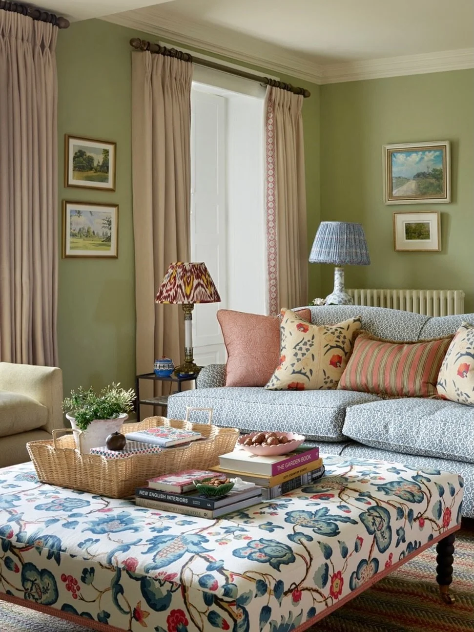 Fresh spring colours and layers of beautiful fabrics in the reception room at our Peterborough project. Very appropriate for today&rsquo;s beautiful weather 🌞 

Interiors @annabelgrimshawdesign 
Photo @rachaelsmithphotographyltd 
Styling @fairbanksf