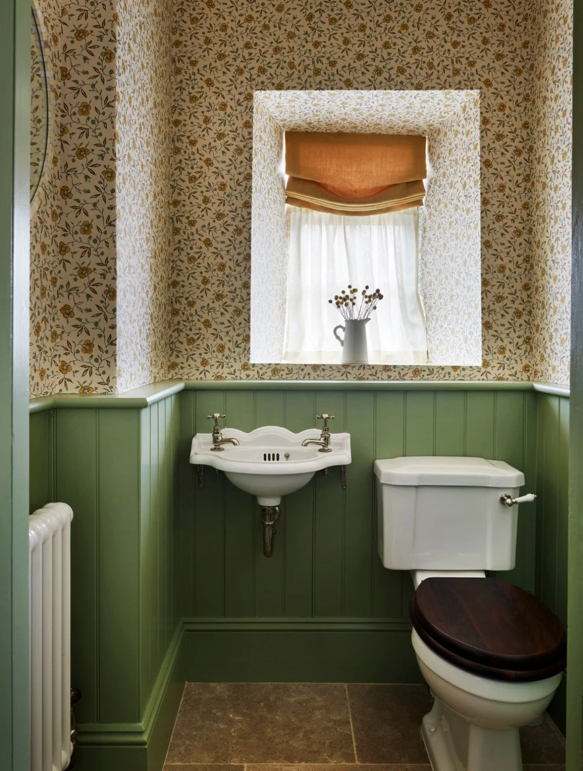 Realised I have barely posted any pictures of our Peterborough project that is in @homesandgardensofficial this month, so I will share a few more in the next few days. 

This is the ground floor cloakroom, off the boot room. I love the floral @lamais