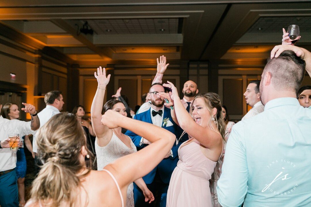 We're ready for a packed dance floor, hands in the air, smiles on faces Memorial Day weekend! 🙌
--
📸by @janascottphoto