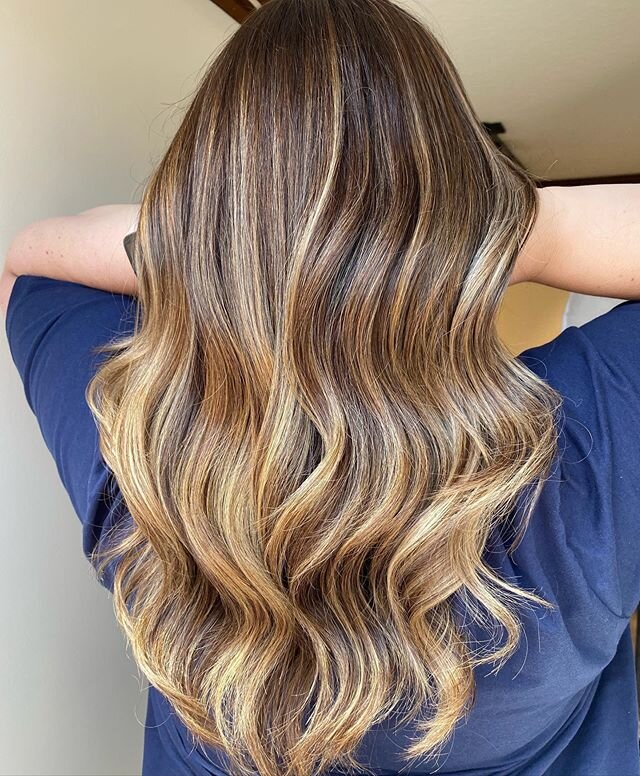 Bronde dimension🤎
.
.
.
.
.
.
#hair #haircolor #haircut #blonde #blondehair #ashblonde #balayage #balayagect #balayageartists #babylights #colormelt #longhair #mastersofbalayage #ombre #behindthechair #modernsalon #cthair #balayageombre #blondesdoit