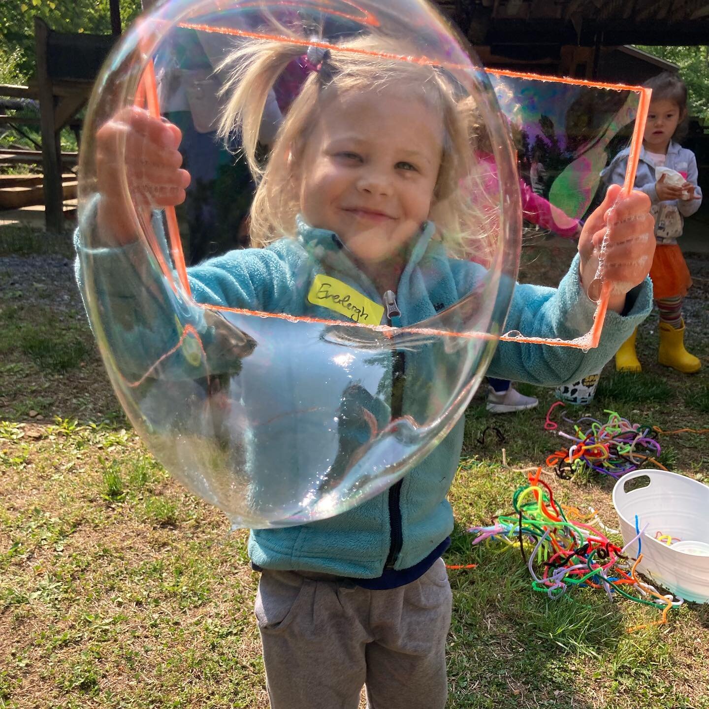 It wasn't very windy for our wind exploration at Explore Together this morning, but we found that we could make some wind with the parachute! A small breeze helped us blow bubbles, but we were also able to make some wind with our lungs 😁 Some ribbon