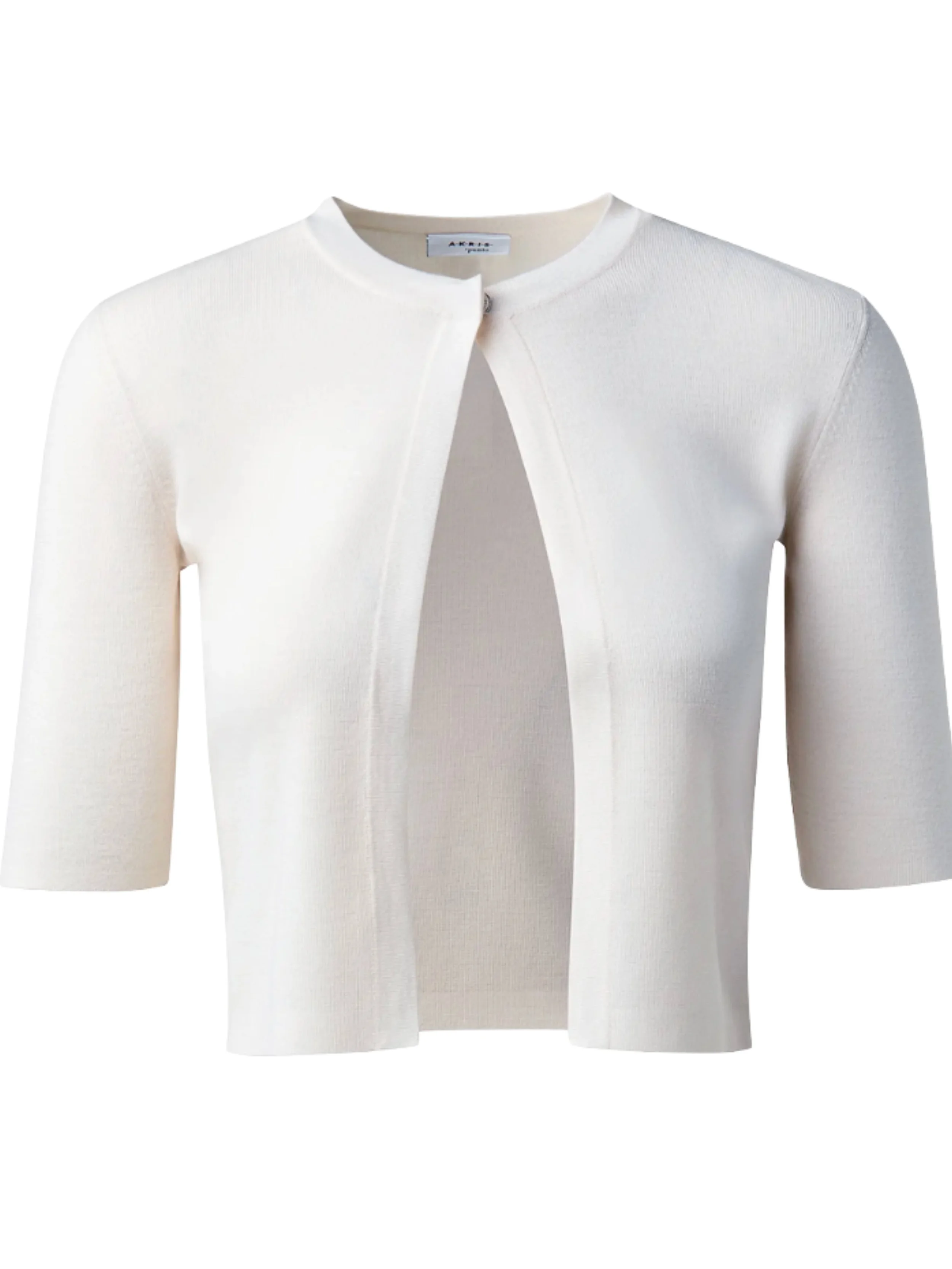 Round neckline
Snap closure