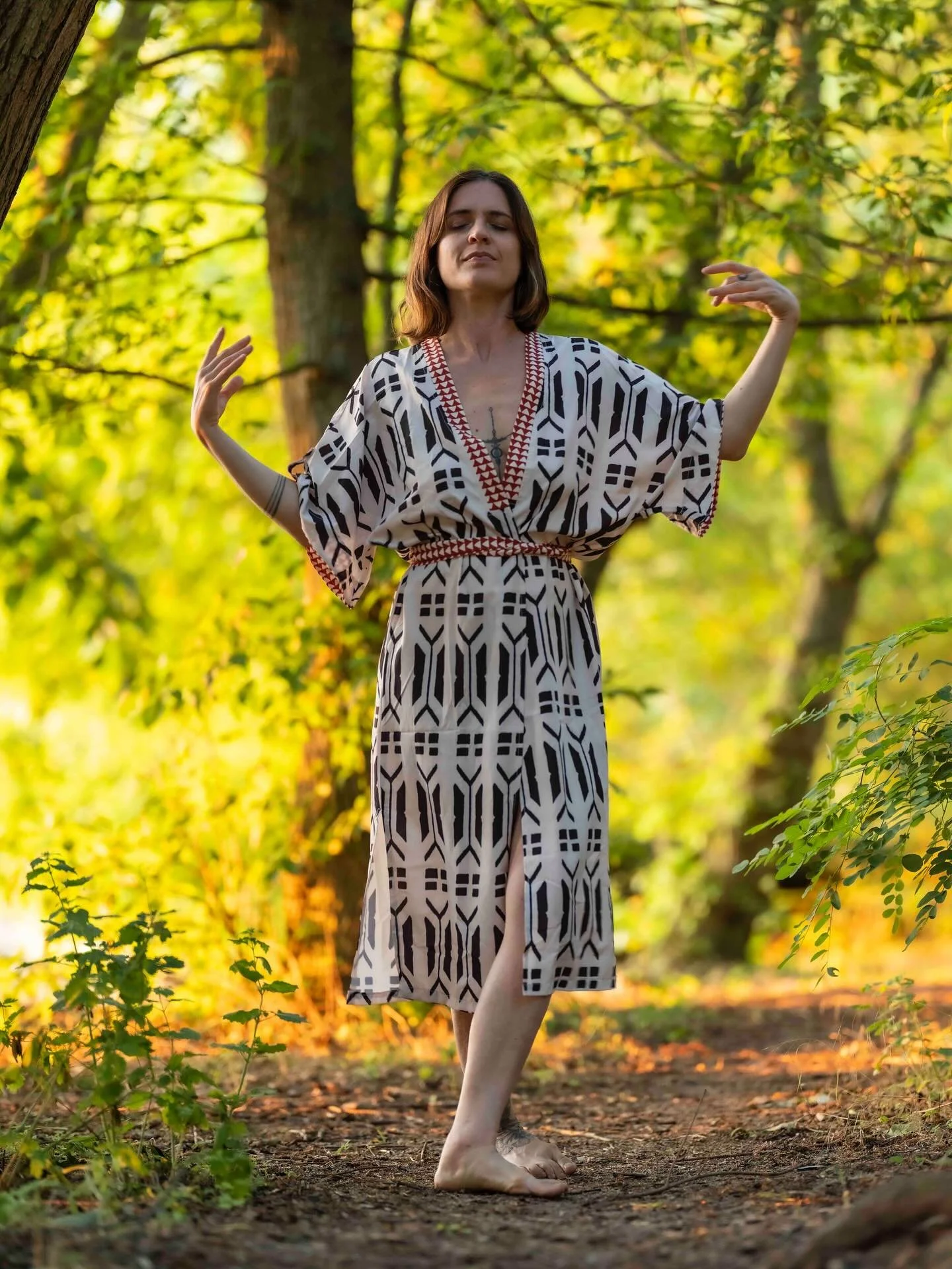 🌹 Dear Woman, Come Home to Your Body 🌹
So many of us are walking through life disconnected from our own bodies…
We push through pain, numb our emotions, silence our pleasure, and forget that our feminine essence is sacred.
But what if your