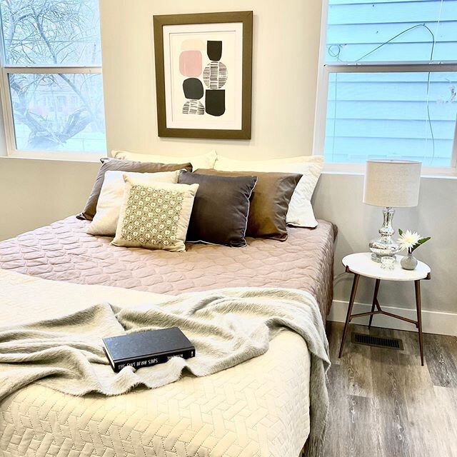 Are you as sick of the rain as we are? Take a load off and read a good book in bed. 📖 🛏 .
.
.
Follow us! ⚜️ @columbus_home_staging 
#columbushomestaging #sellitbeautiful #makinghomesirresistible #housebeautiful #appearanceisourbusiness #stagingwork