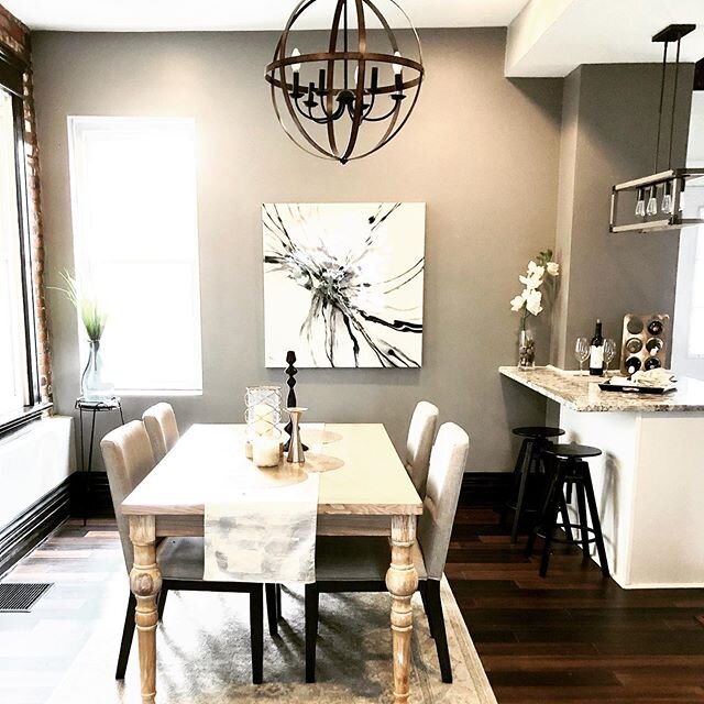 Excellent use of light elements, texture and decor to balance the dark features. .
.
.

Follow us! ⚜️ @columbus_home_staging 
#columbushomestaging #sellitbeautiful #makinghomesirresistible #housebeautiful #appearanceisourbusiness #stagingworks #homes