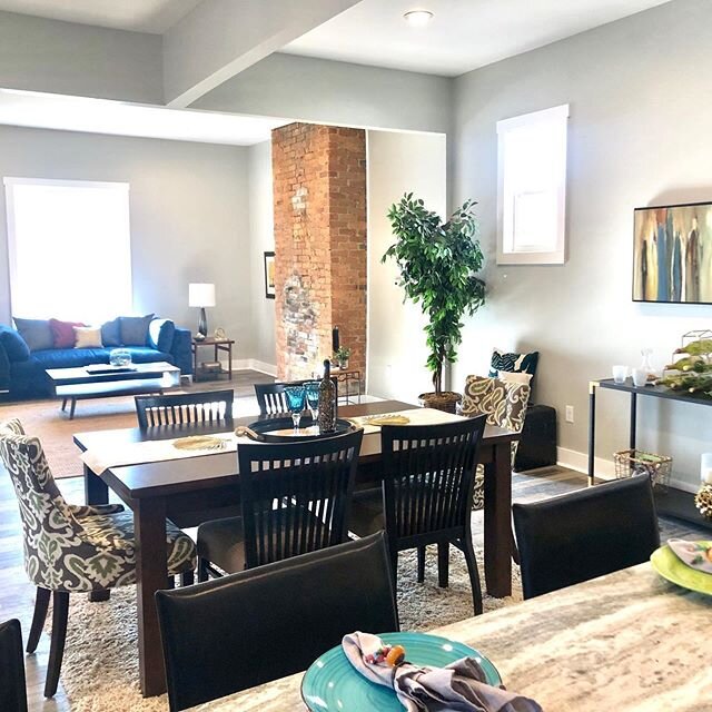 What a great place for entertaining! Straight on view, wide open space from the kitchen to the living room. It&rsquo;s a must see in Olde Towne East! *136 Sherman Ave*
&bull;
&bull;
&bull;

Follow us! ⚜️ @columbus_home_staging 
#columbushomestaging #