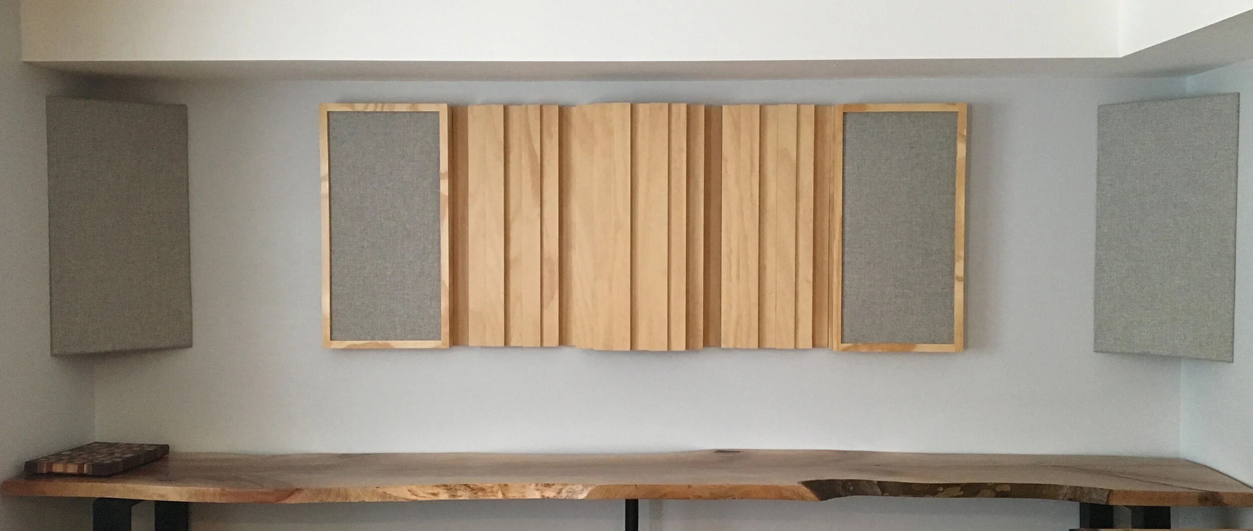 Modular, optimized stepped diffuser with flanking absorbers and corner bass traps
