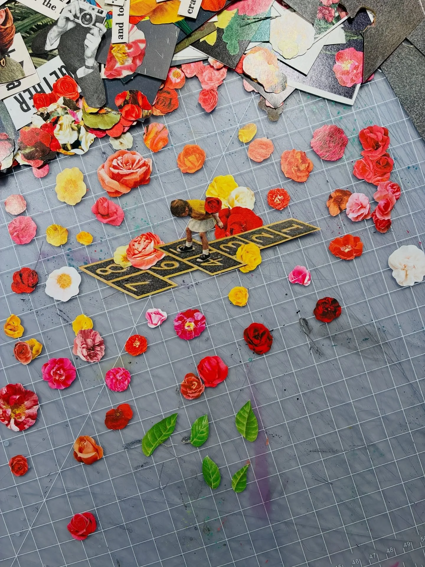 Play with paper ;) 

#collagebywomen #collageplay #jessadupuisart #studiotable