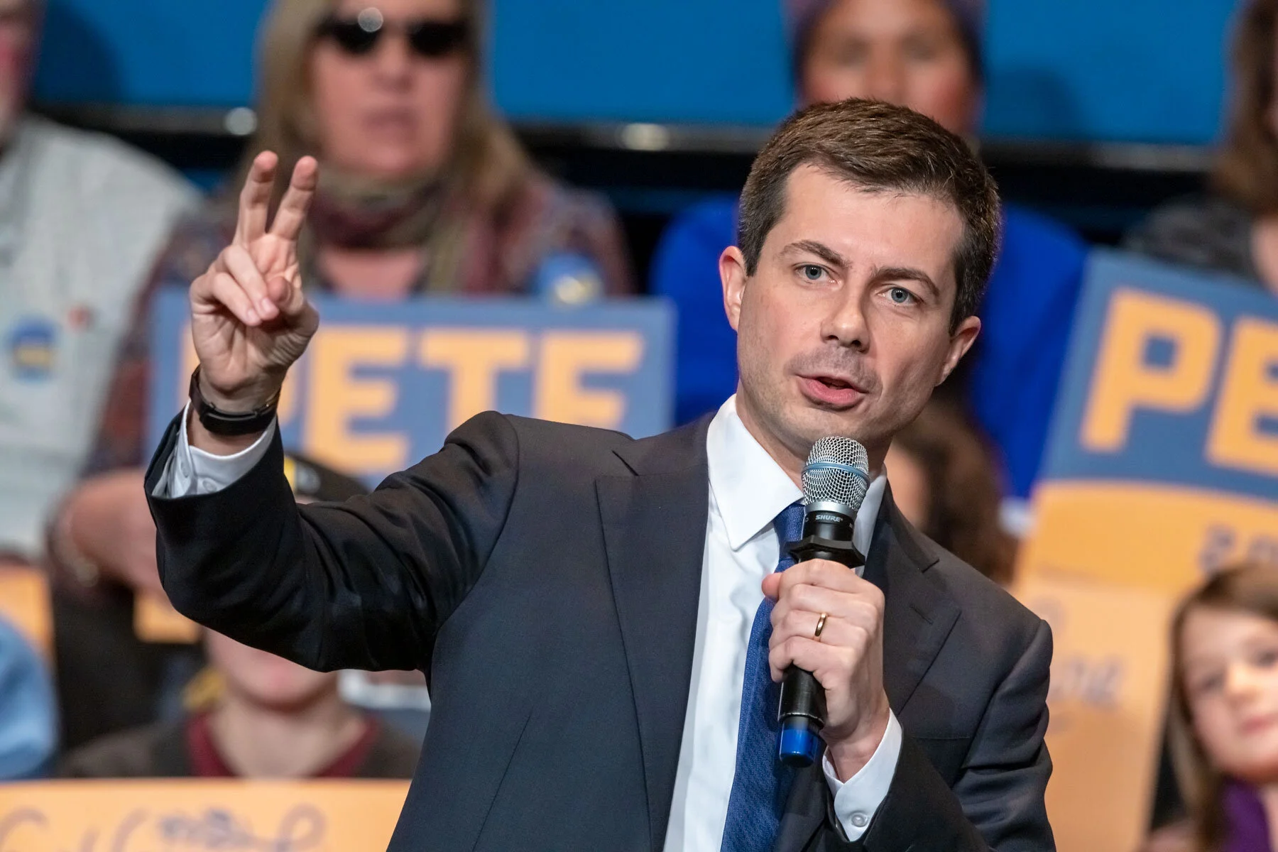 02-Mayor-Pete-Two-Fingers.jpg