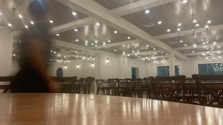 POV: It&rsquo;s the morning after a 100+ guest wedding and I&rsquo;m in full breakdown mode (of the venue, not emotionally&hellip; yet 😅). Two hours, one pair of sore arms, and not a single bobby pin out of place because even at 5&rsquo;1&rdquo;, I 