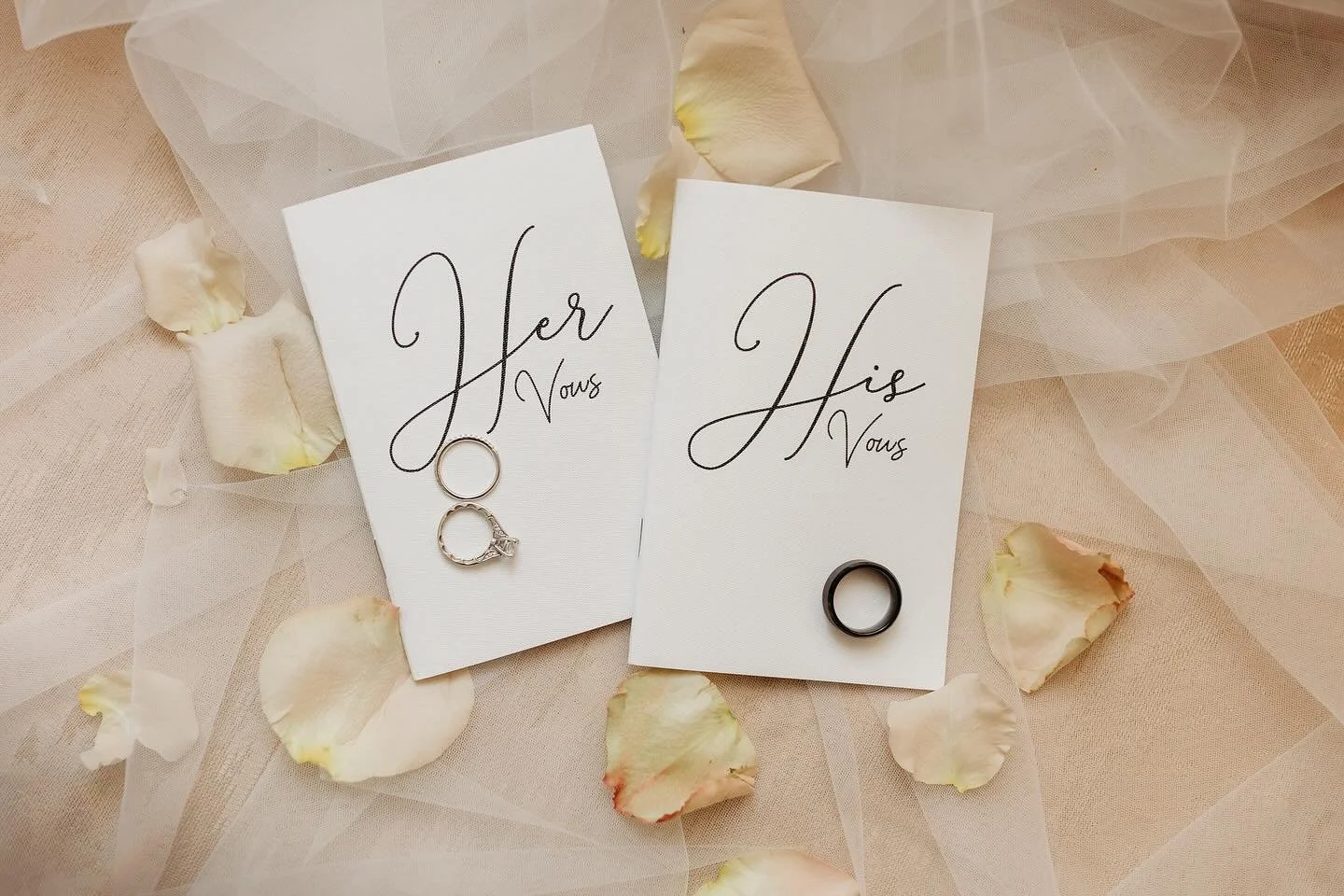 💍Vow prep time! Whether you&rsquo;re a poet or a &ldquo;keep it short and sweet&rdquo; type, your vows are the heartbeat of your ceremony, so let&rsquo;s make them you! 🖊️✨

Here are a few high-level tips from your planner bestie:
1️⃣ Start early! 