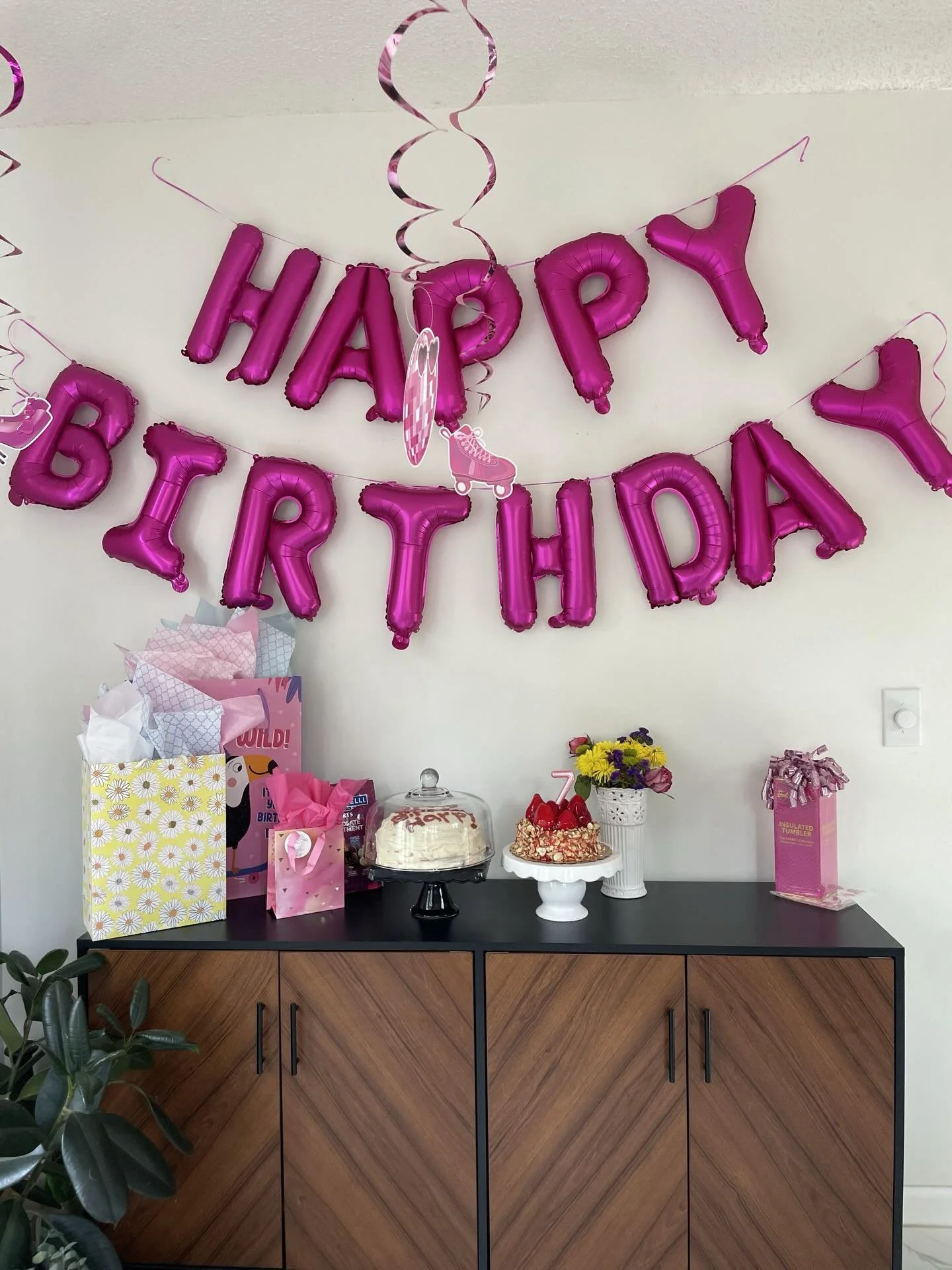 ✨ Oh em gee&hellip; HOW is Harper about to be 8 on Feb.2 ?! ✨

Cue the flashback to her super cute at-home Barbie birthday 💕🎀 Little spa moments with mirrors + masks 🧖🏽&zwj;♀️✨A nail station with our girl @jellandgel 
giving the girlies the cutes