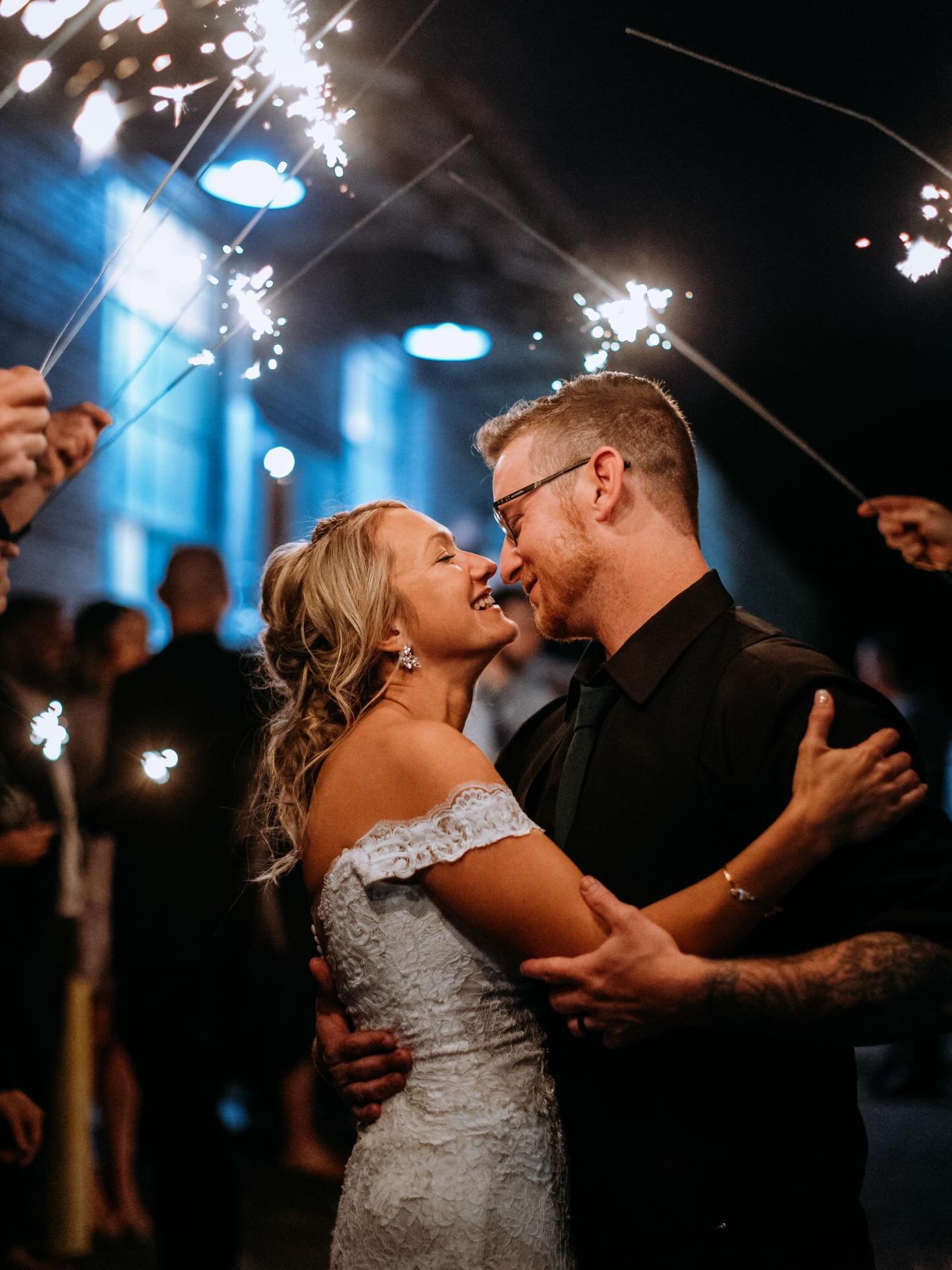 A sparkling ending for a beautiful love story ✨

#PartyWithTheSmiths #SparklerSendOff