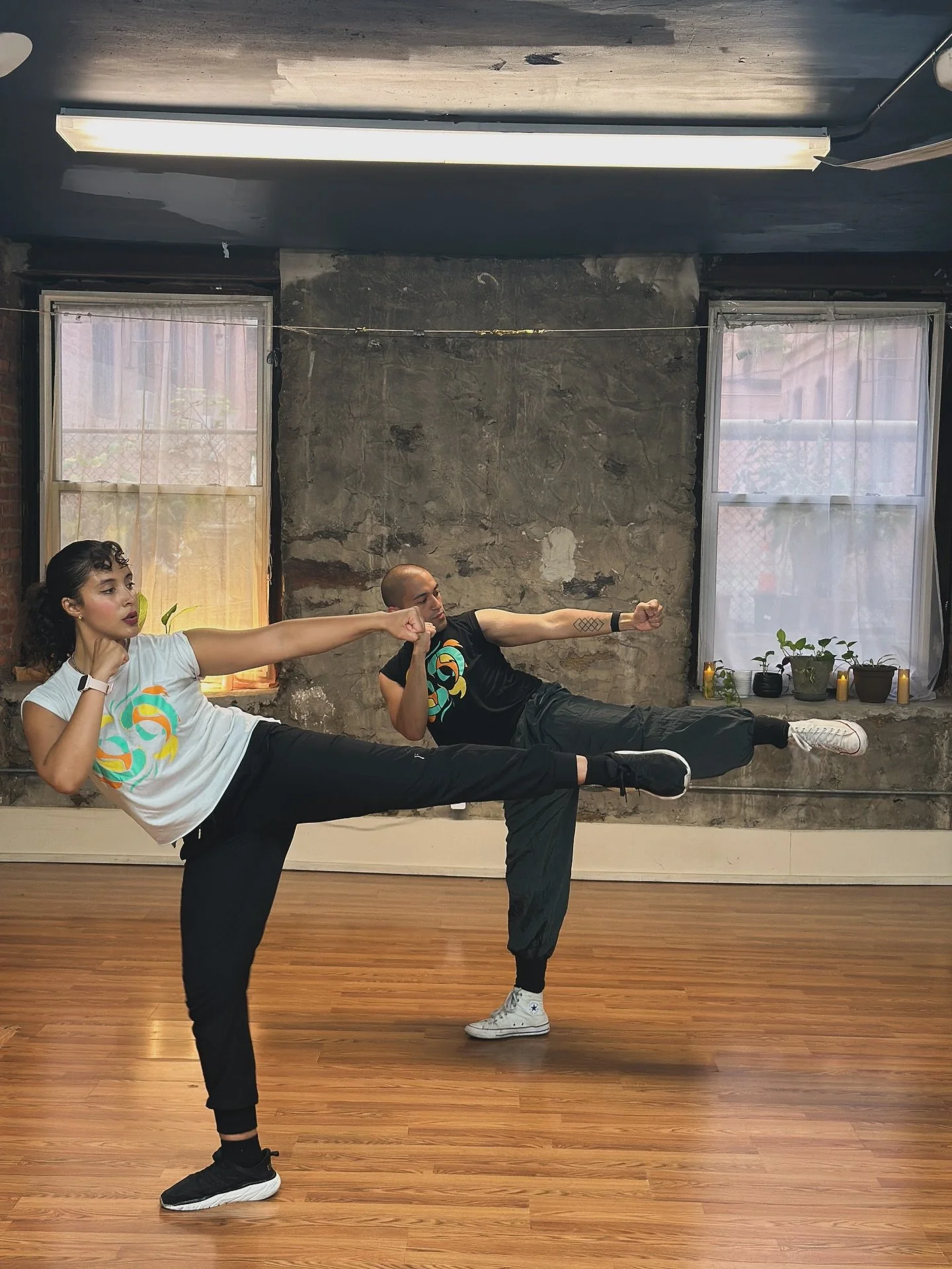 🎬 Behind the scenes of our Cardio Kickboxing film shoot! Genesis makes it look so easy!

 💥 Which part of our behind the scenes Kickboxing shoot do you want to see more of? Tell us below 👇